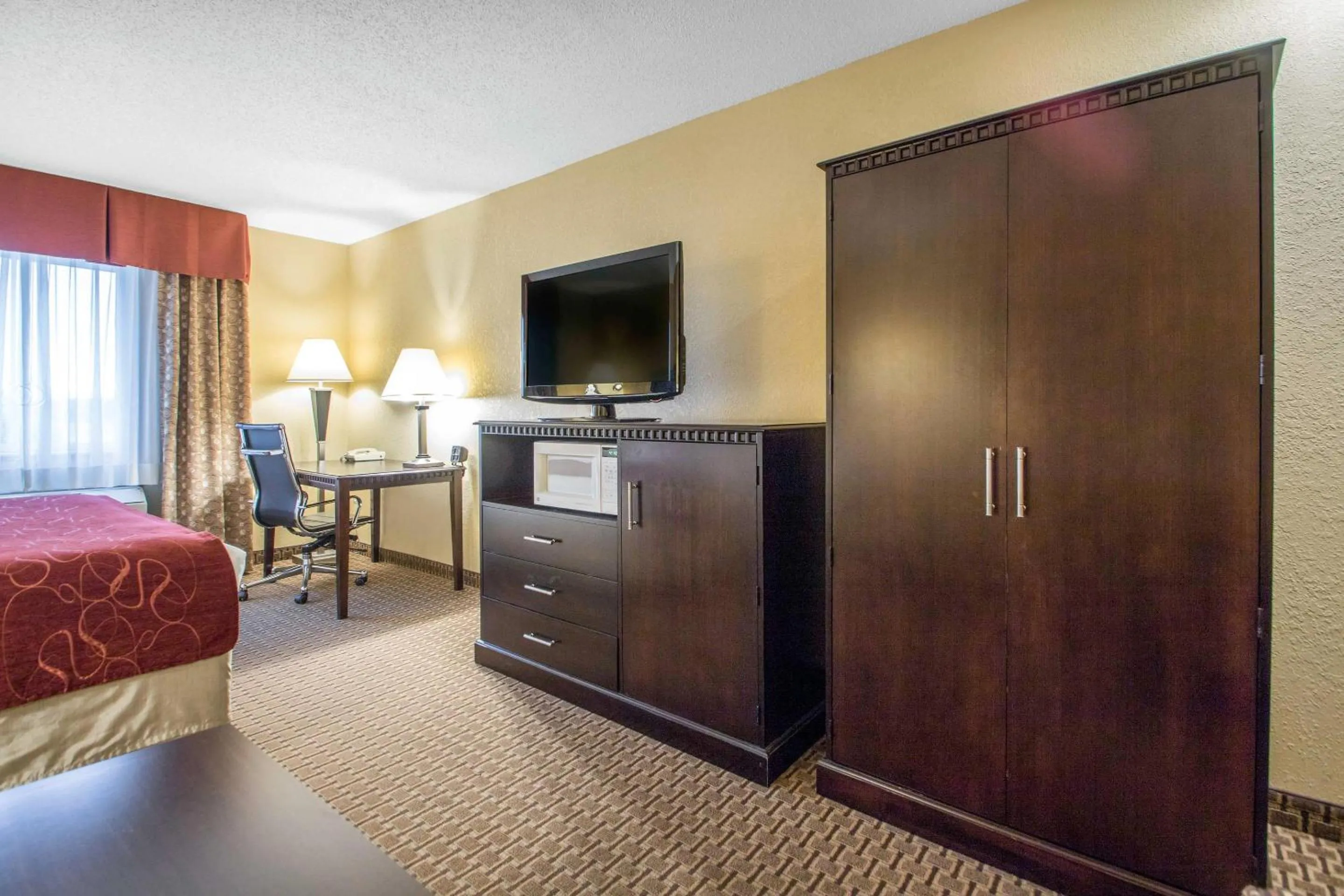 Bedroom, Bed in Comfort Suites Wisconsin Dells Area
