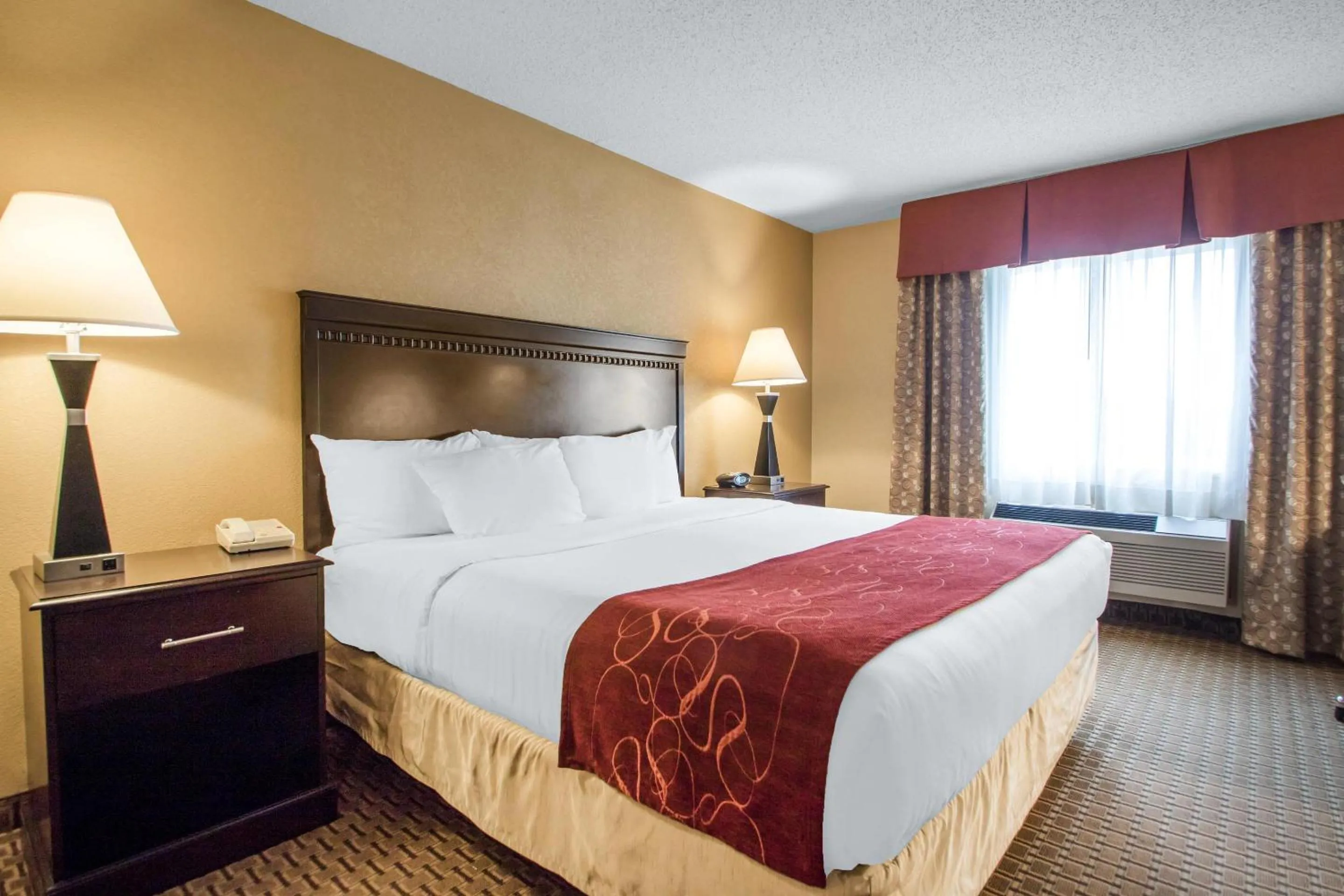 Bedroom, Bed in Comfort Suites Wisconsin Dells Area