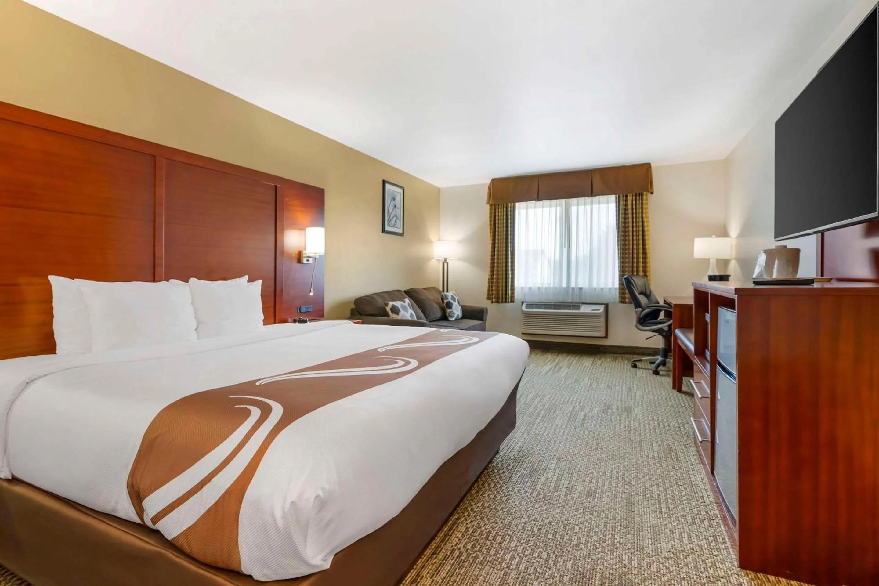 Bedroom, Bed in Quality Inn & Suites Stoughton - Madison South