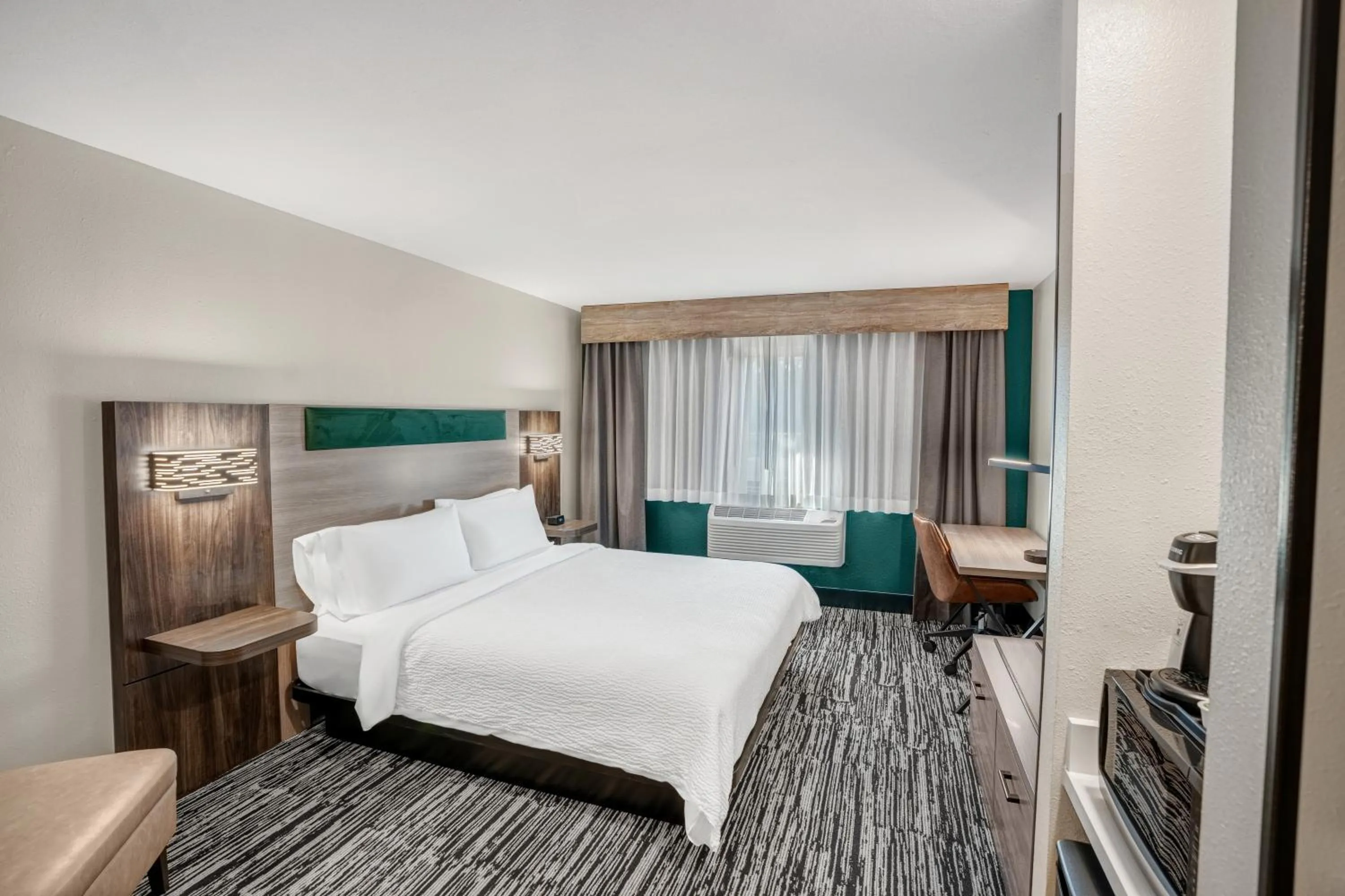 Bed in Holiday Inn Express & Suites Hayward by IHG