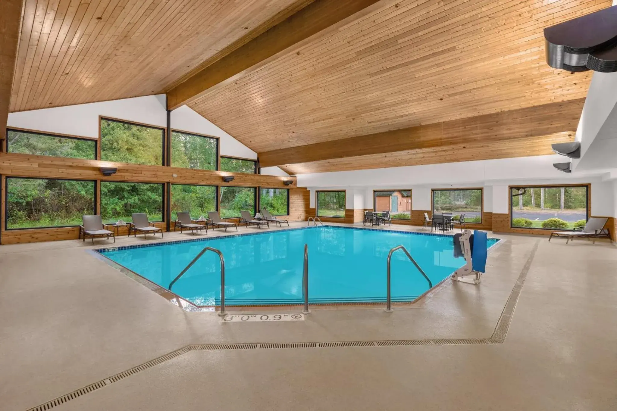 Swimming pool in Holiday Inn Express & Suites Hayward by IHG Swimming pool in Holiday Inn Express & Suites Hayward by IHG