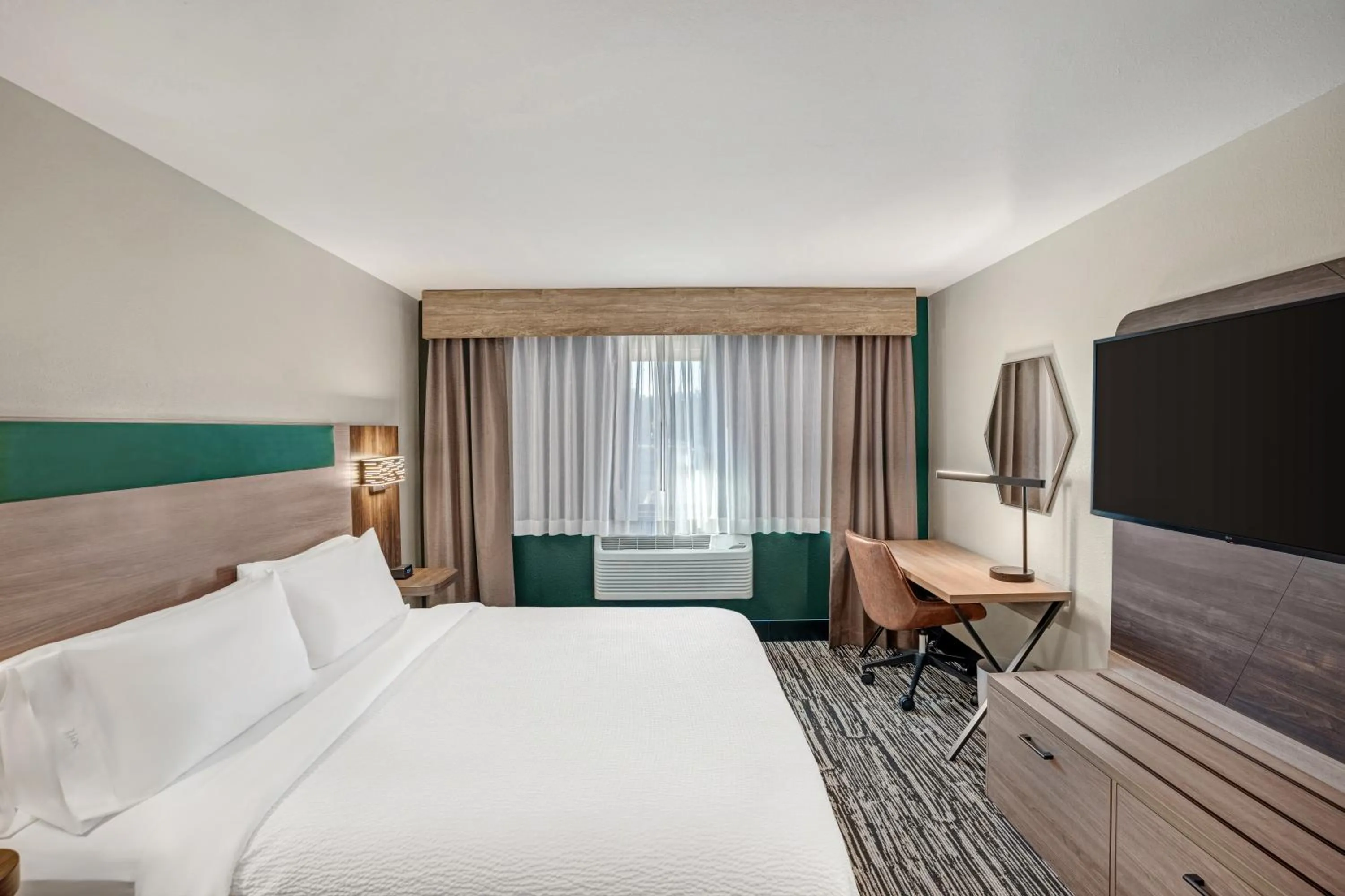 TV and multimedia, Bed in Holiday Inn Express & Suites Hayward by IHG