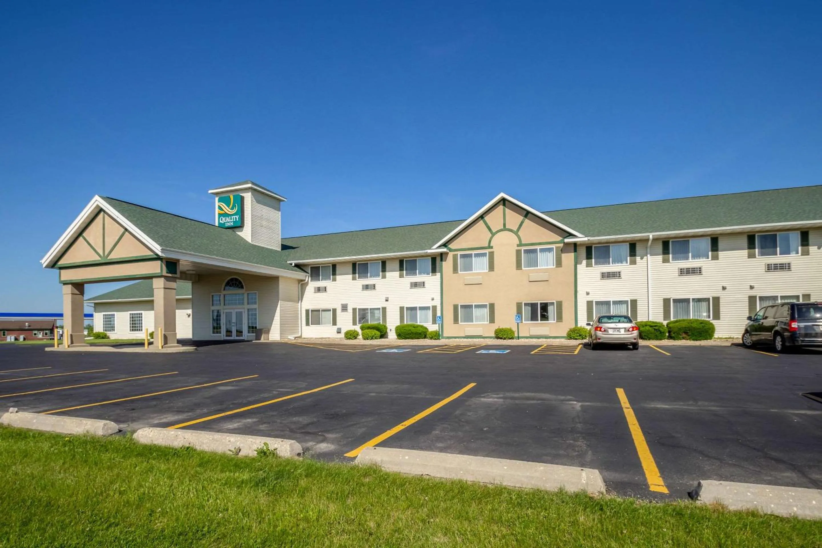 Property building in Quality Inn Mineral Point