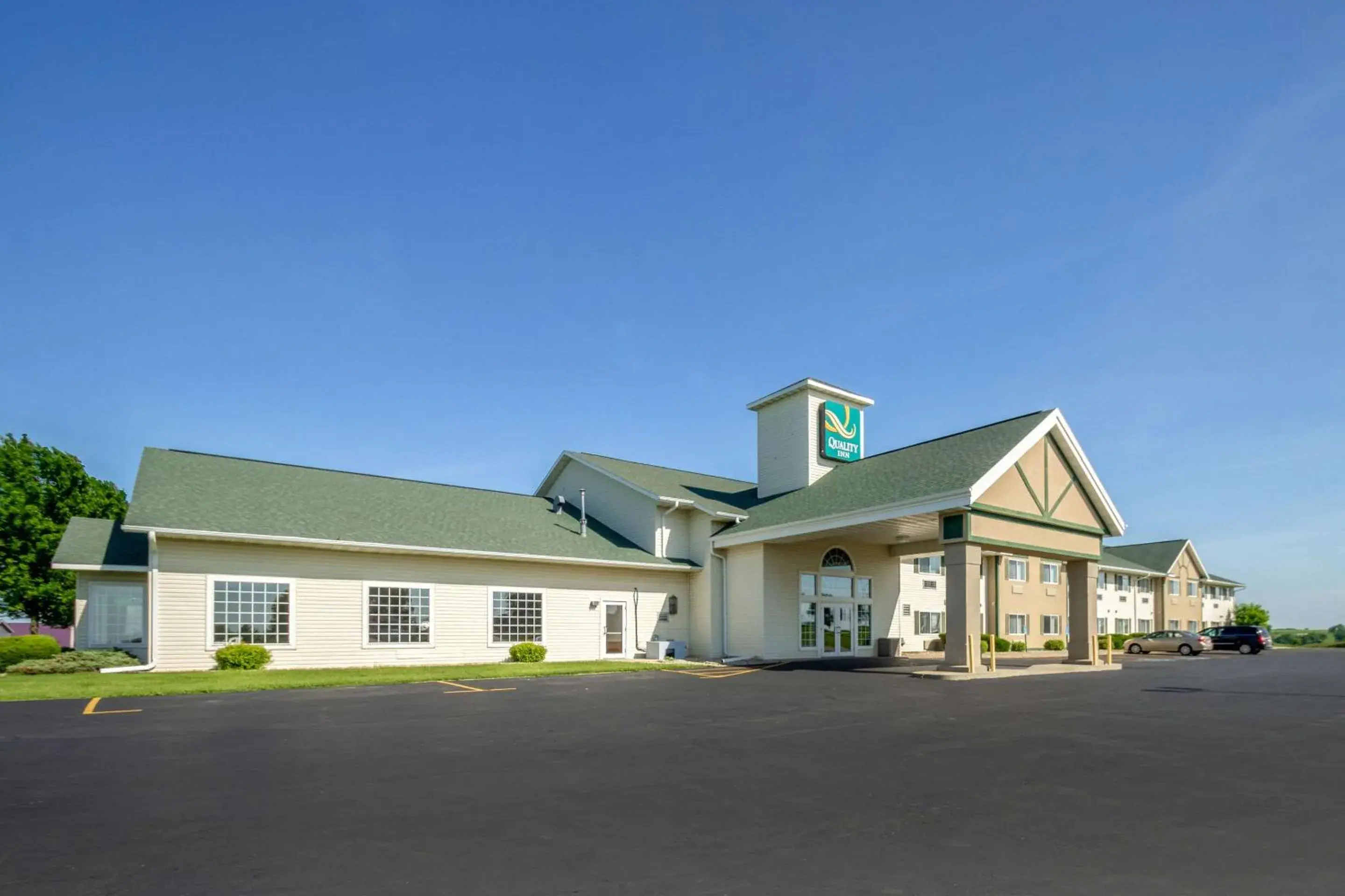 Property building in Quality Inn Mineral Point Property building in Quality Inn Mineral Point