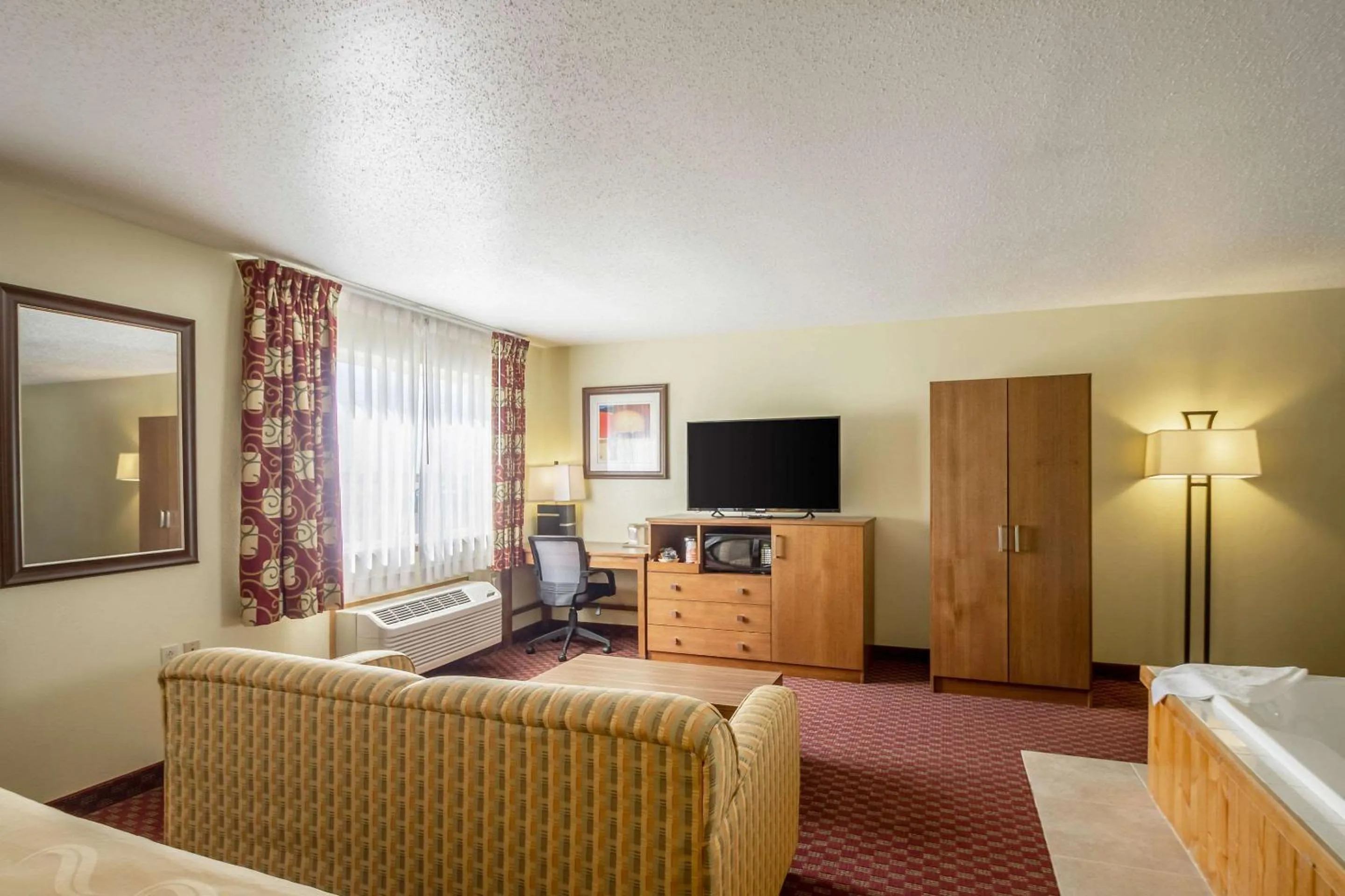 Photo of the whole room, Bed in Quality Inn Mineral Point