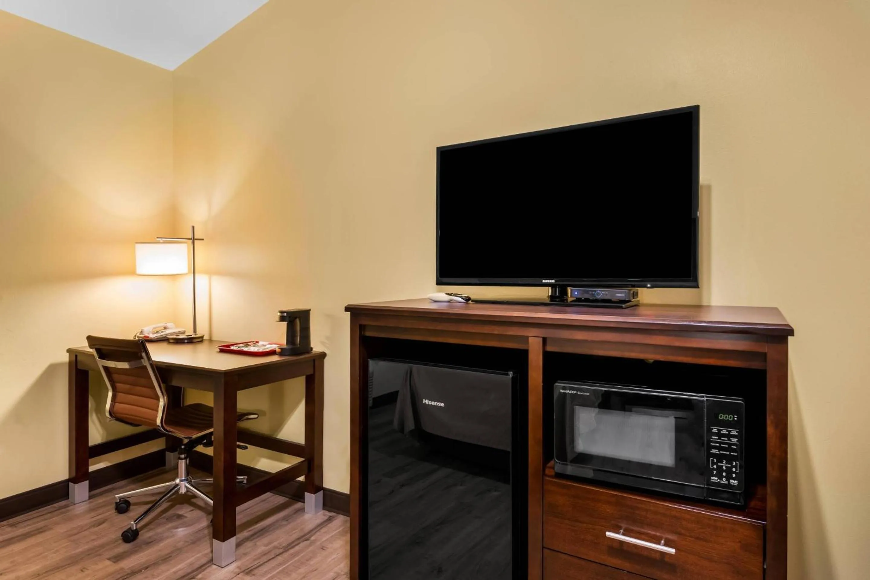 TV and multimedia in Econo Lodge Inn & Suites Eau Claire South