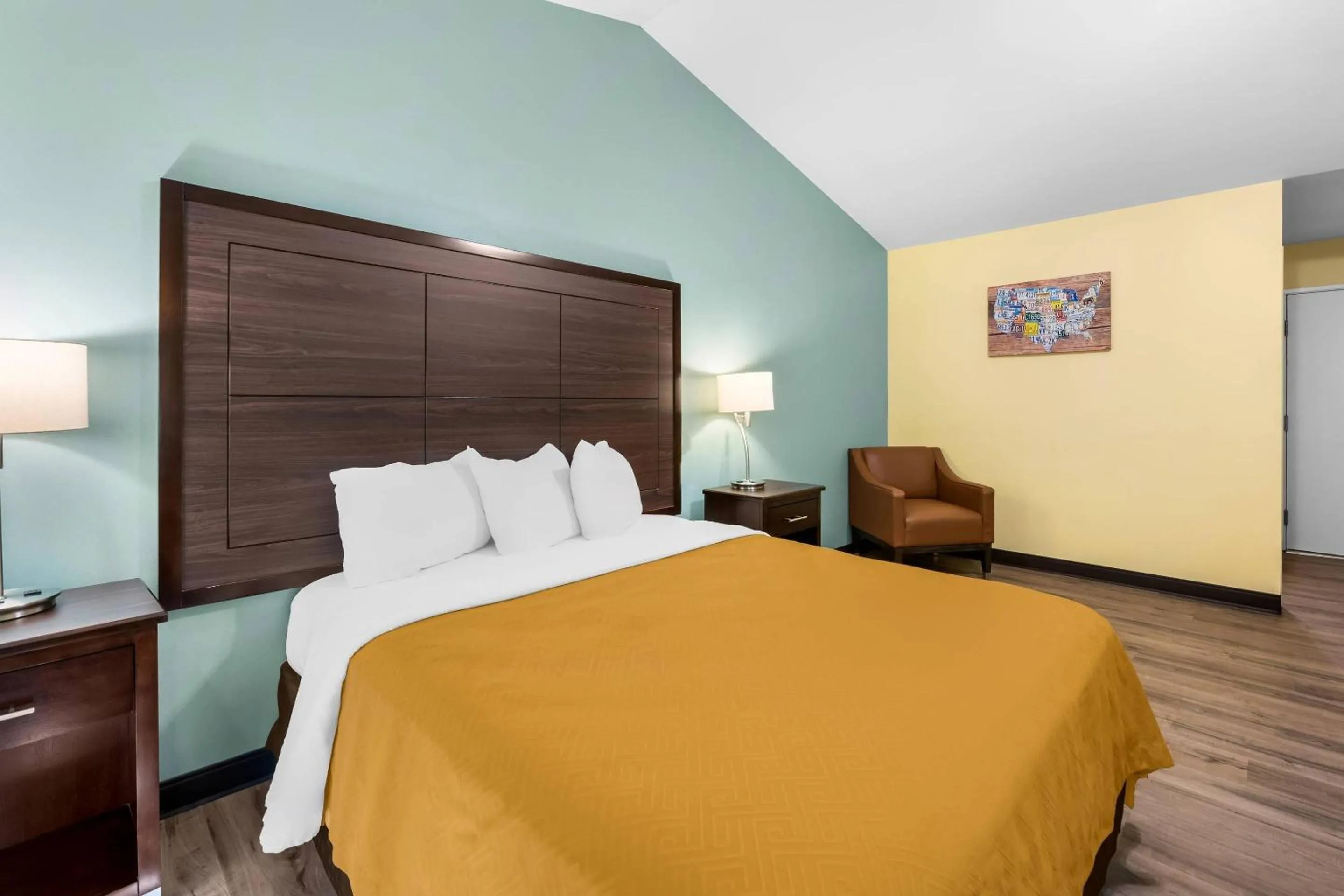 Bedroom, Bed in Econo Lodge Inn & Suites Eau Claire South