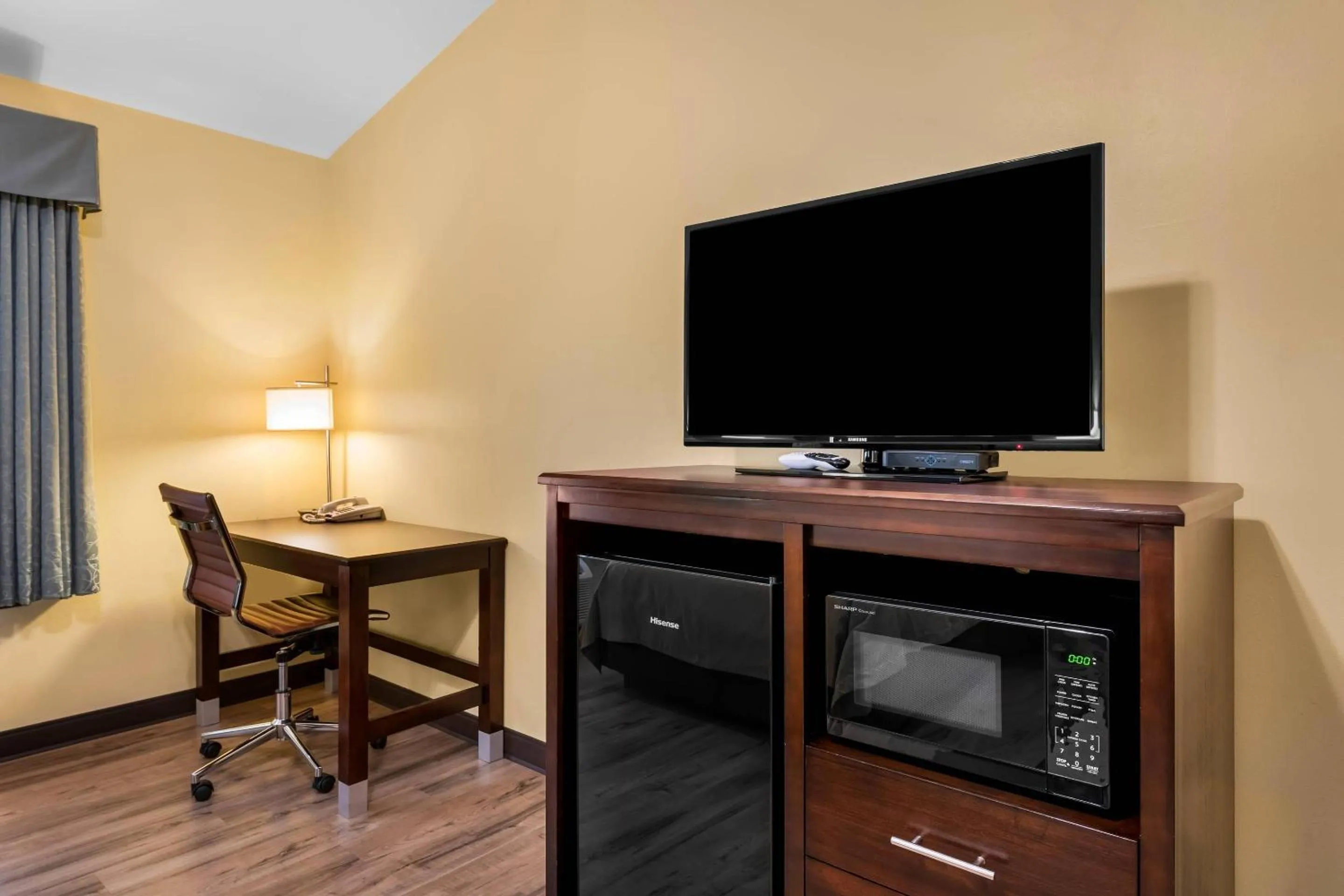TV and multimedia in Econo Lodge Inn & Suites Eau Claire South