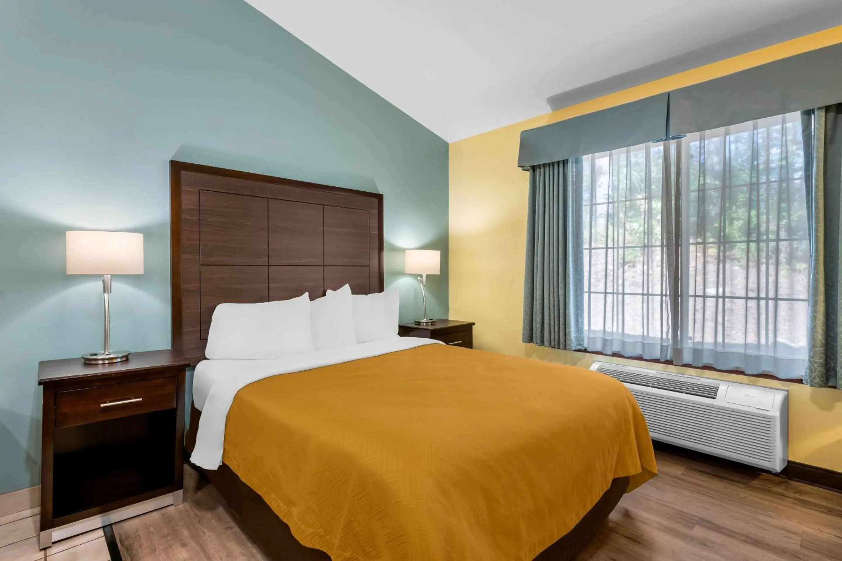 Bedroom, Bed in Econo Lodge Inn & Suites Eau Claire South