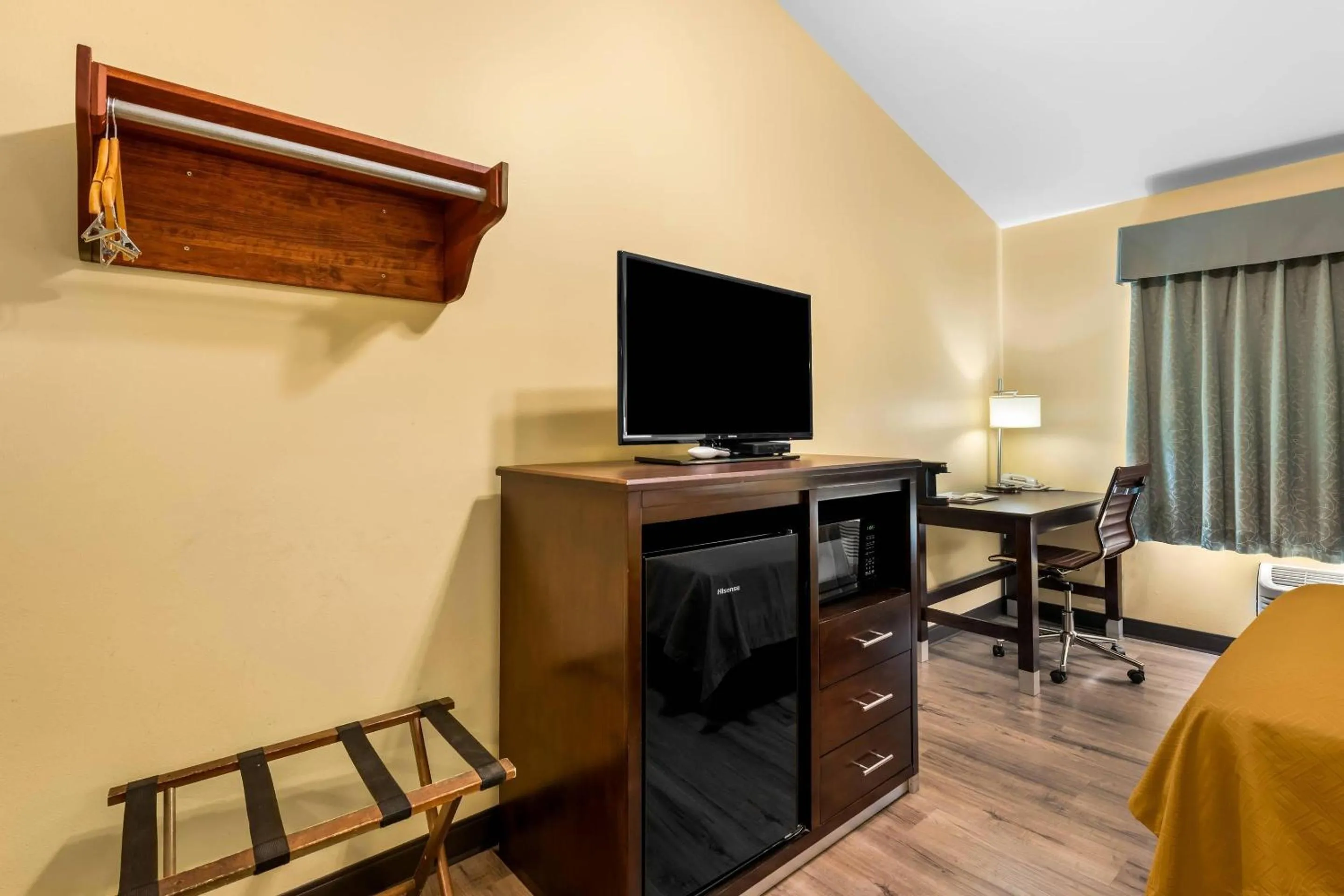 TV and multimedia, Bed in Econo Lodge Inn & Suites Eau Claire South