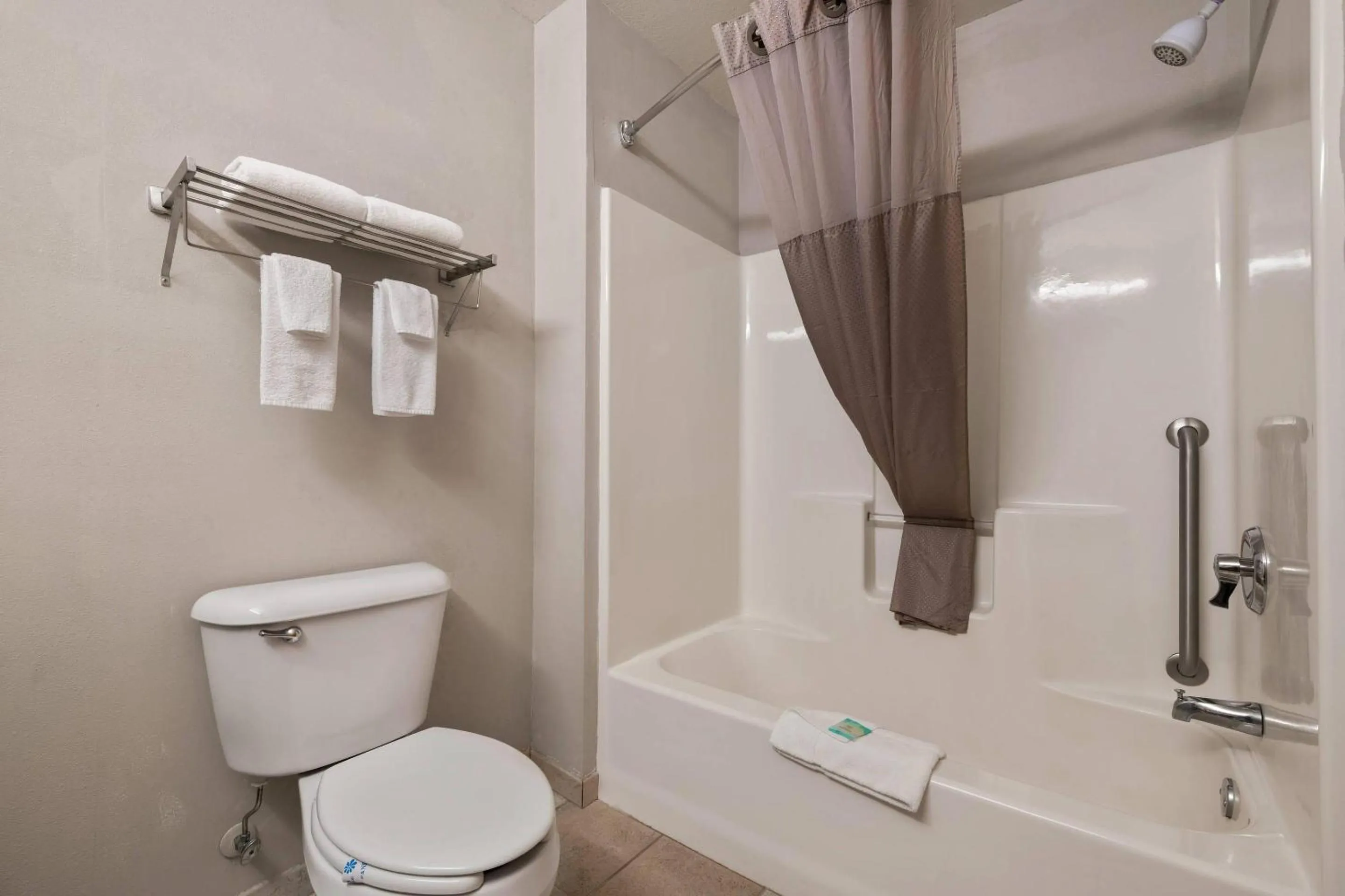 Bedroom in Rodeway Inn & Suites Tomahawk