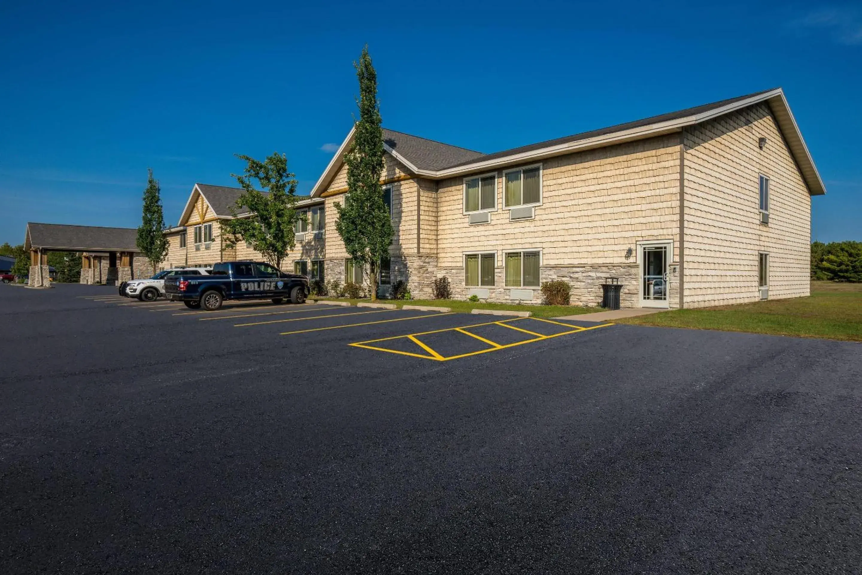 Property building in Rodeway Inn & Suites Tomahawk Property building in Rodeway Inn & Suites Tomahawk