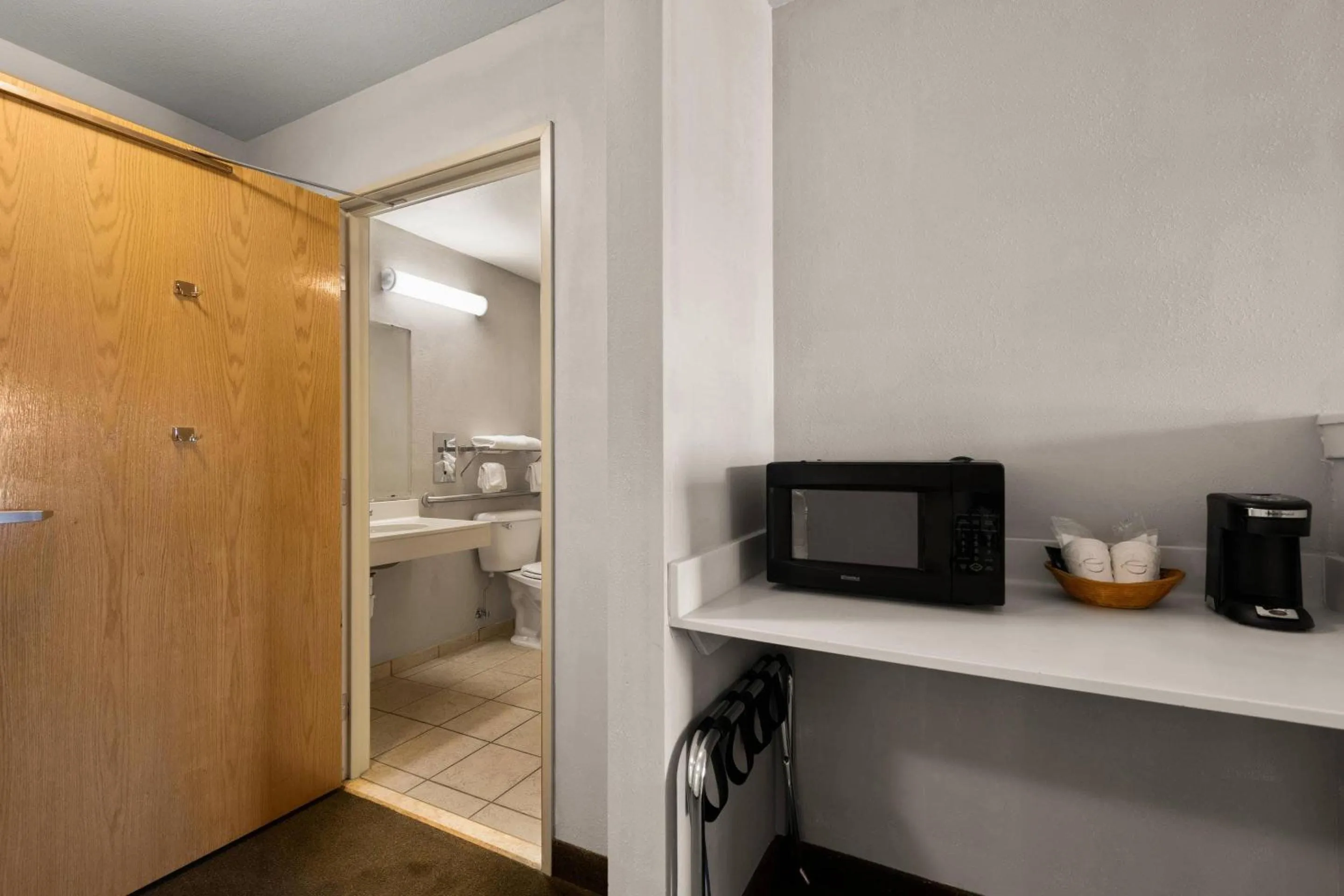 Bedroom in Rodeway Inn & Suites Tomahawk