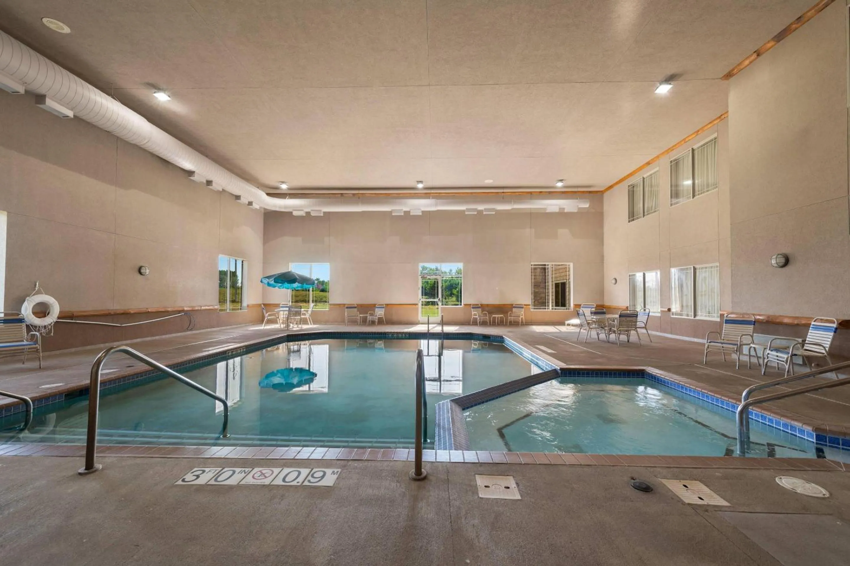 Swimming pool in Rodeway Inn & Suites Tomahawk