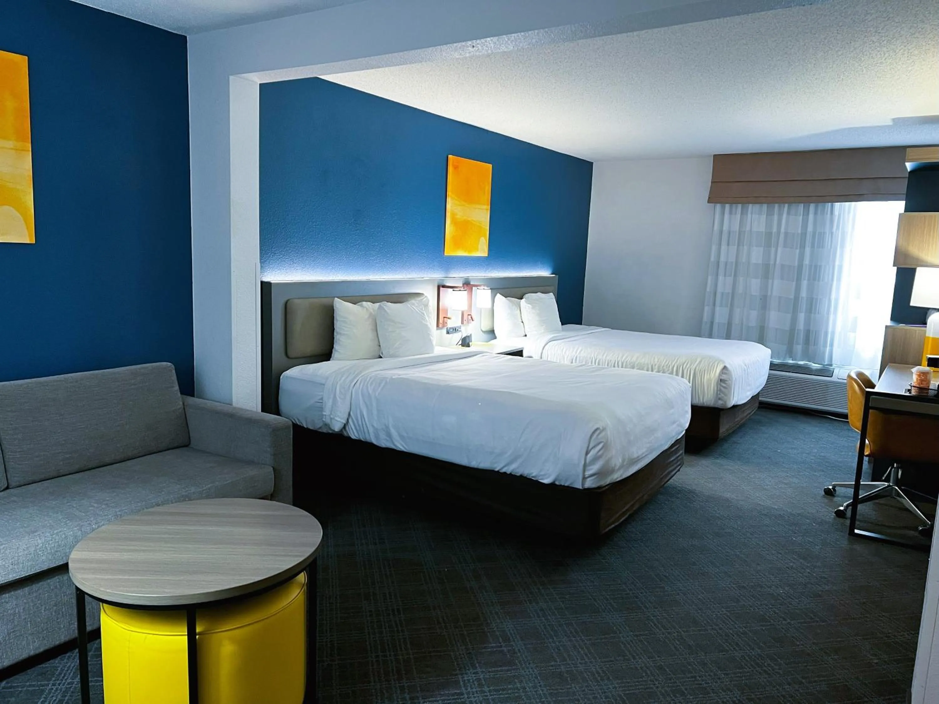 Photo of the whole room, Bed in Comfort Inn & Suites Sheboygan I-43