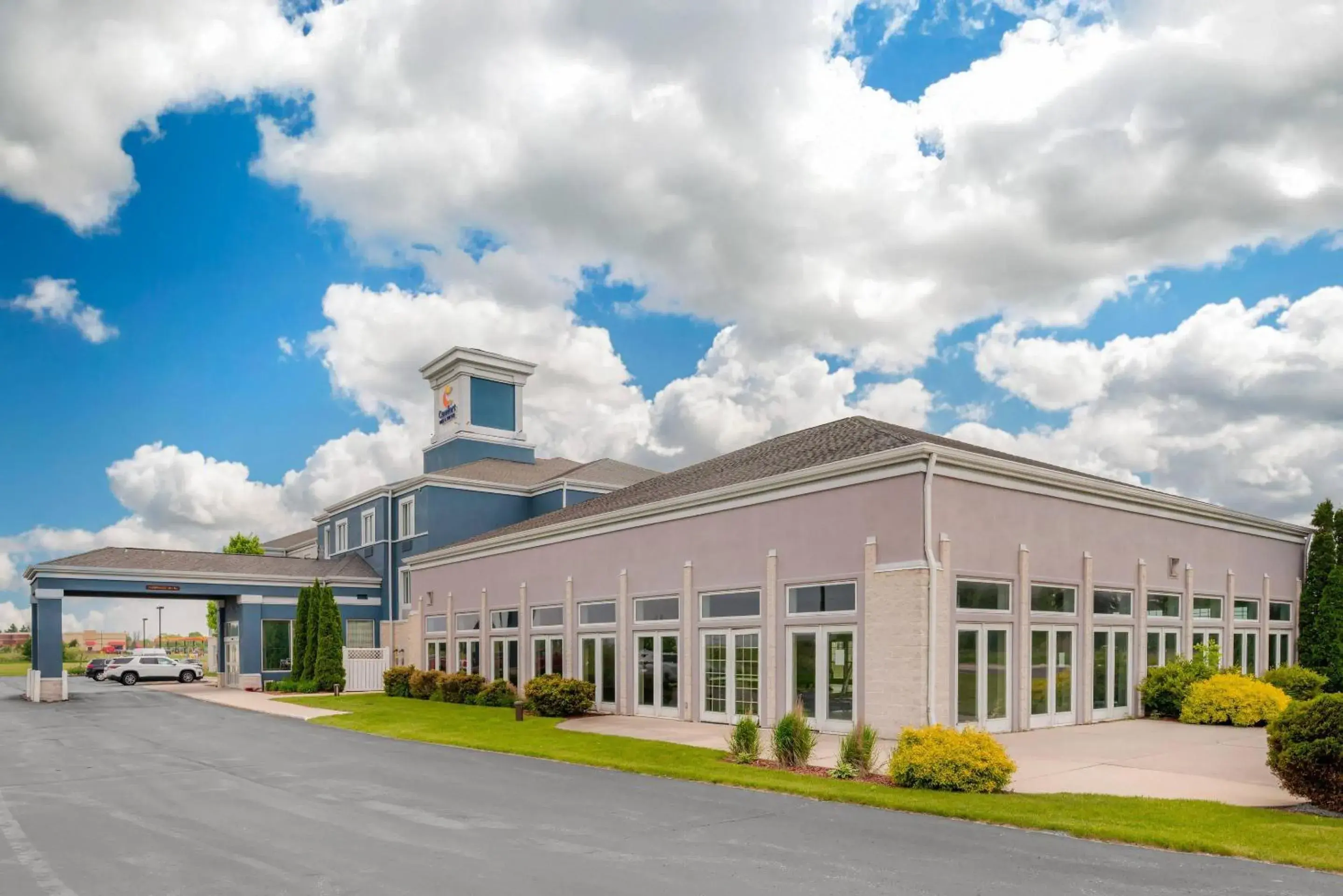 Property building in Comfort Inn & Suites Sheboygan I-43 Property building in Comfort Inn & Suites Sheboygan I-43