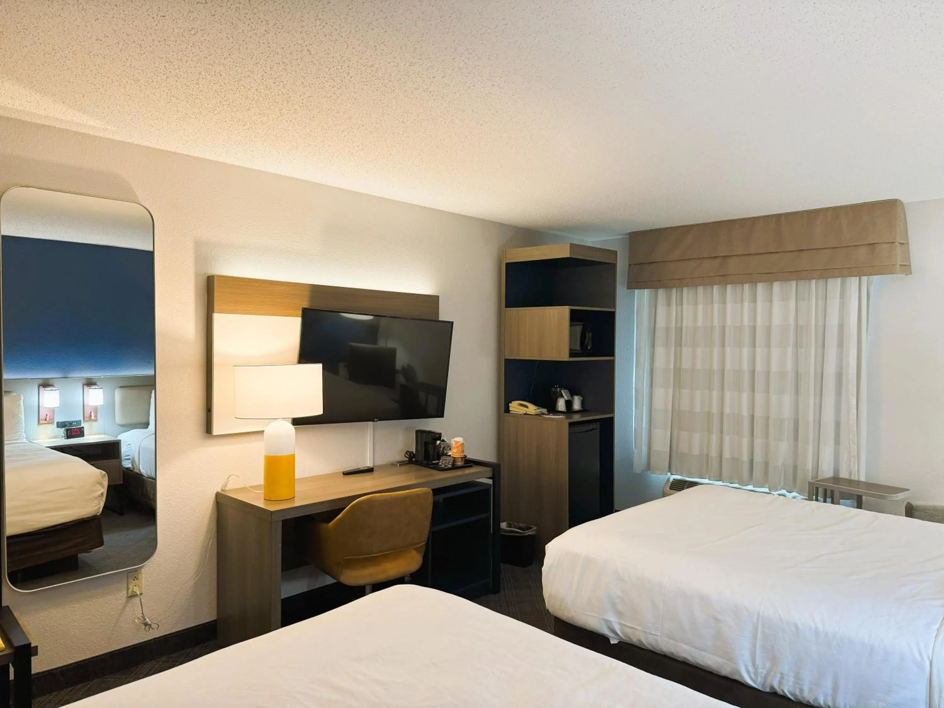 TV and multimedia, Bed in Comfort Inn & Suites Sheboygan I-43