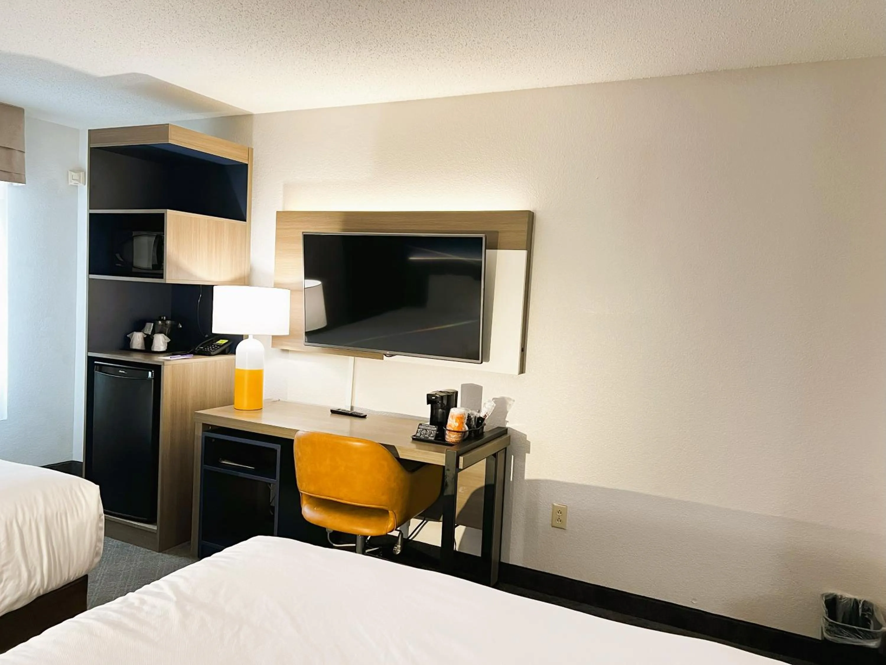 TV and multimedia, Bed in Comfort Inn & Suites Sheboygan I-43