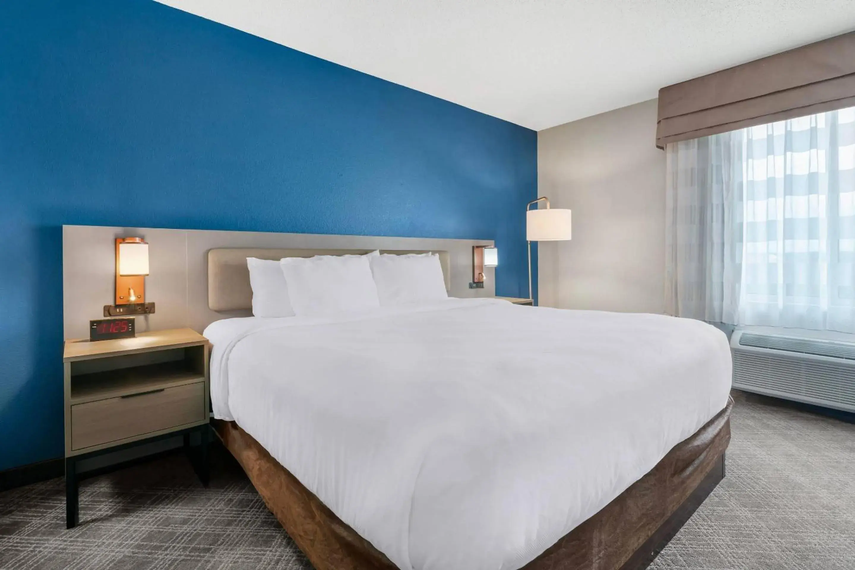 Bedroom, Bed in Comfort Inn & Suites Sheboygan I-43 Bedroom, Bed in Comfort Inn & Suites Sheboygan I-43