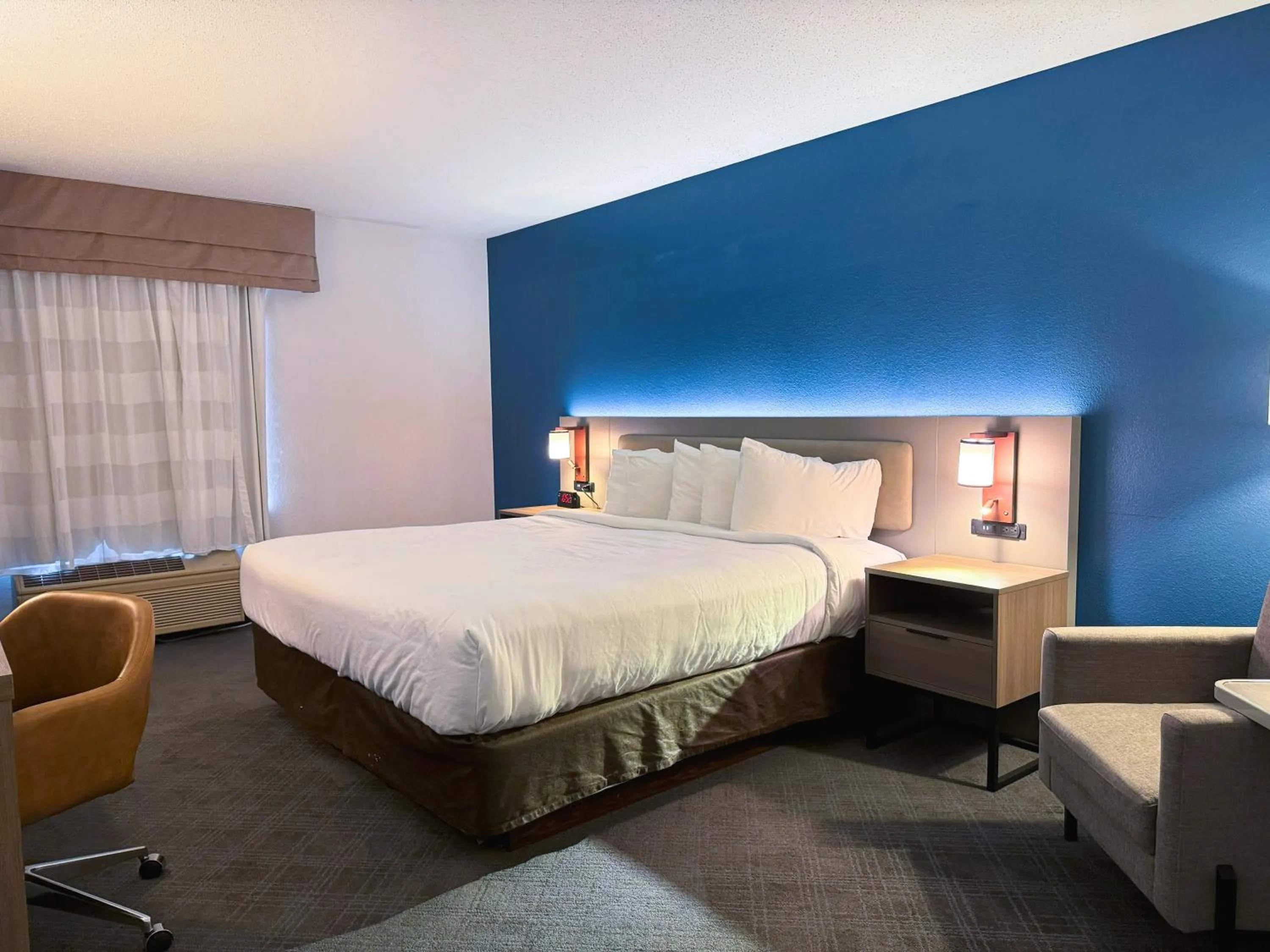 Photo of the whole room, Bed in Comfort Inn & Suites Sheboygan I-43