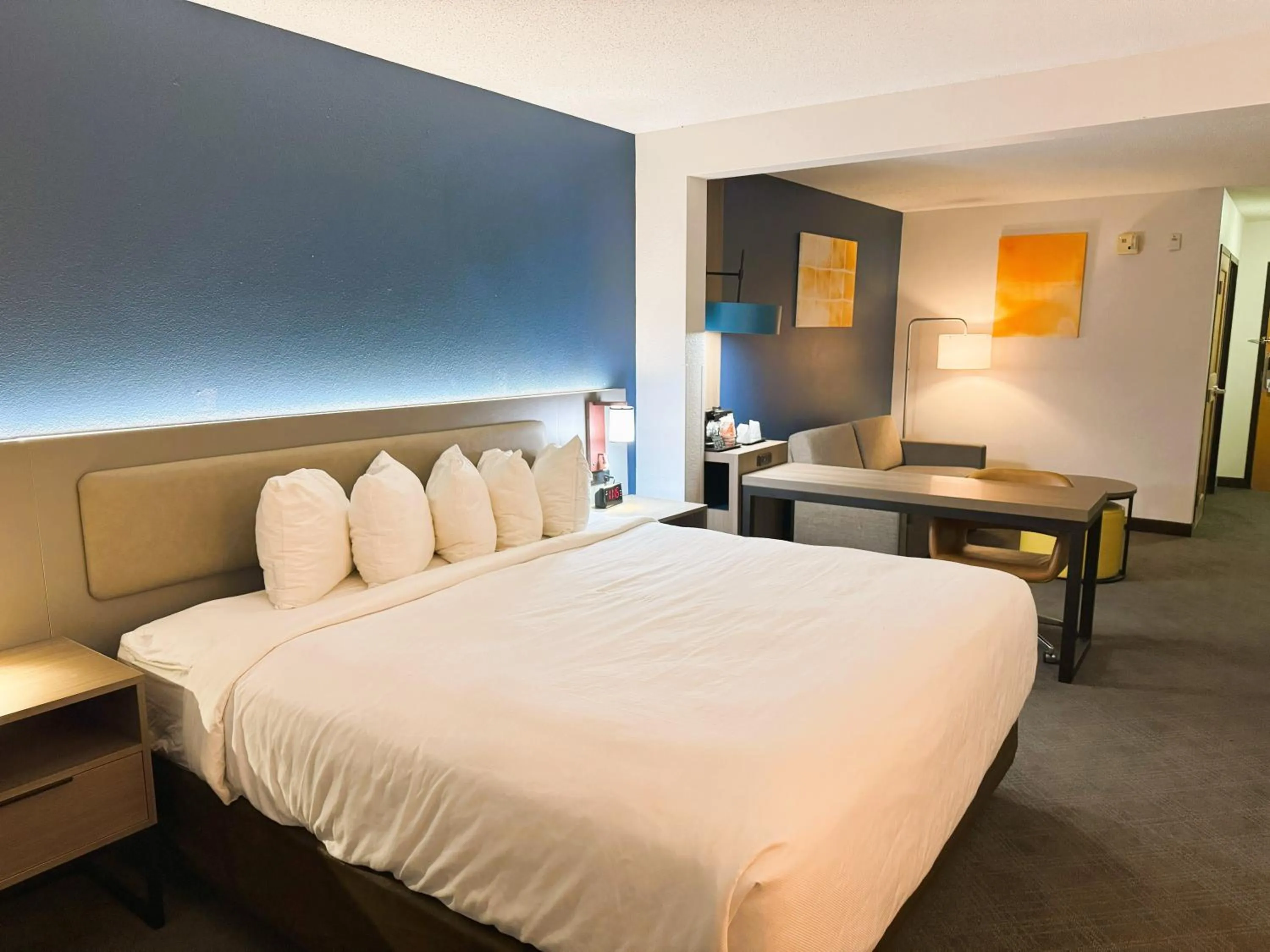 Photo of the whole room, Bed in Comfort Inn & Suites Sheboygan I-43