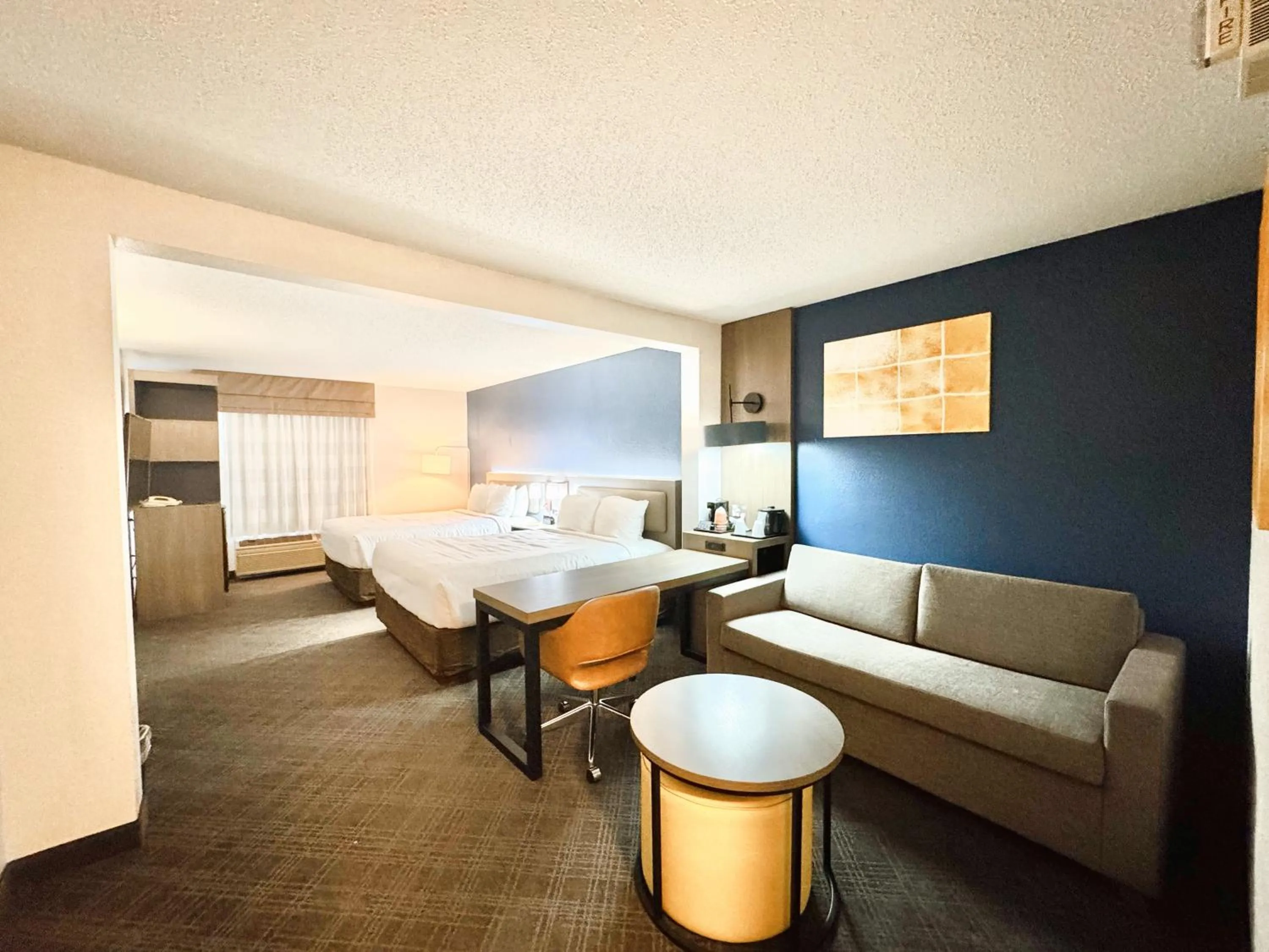 Photo of the whole room, Bed in Comfort Inn & Suites Sheboygan I-43