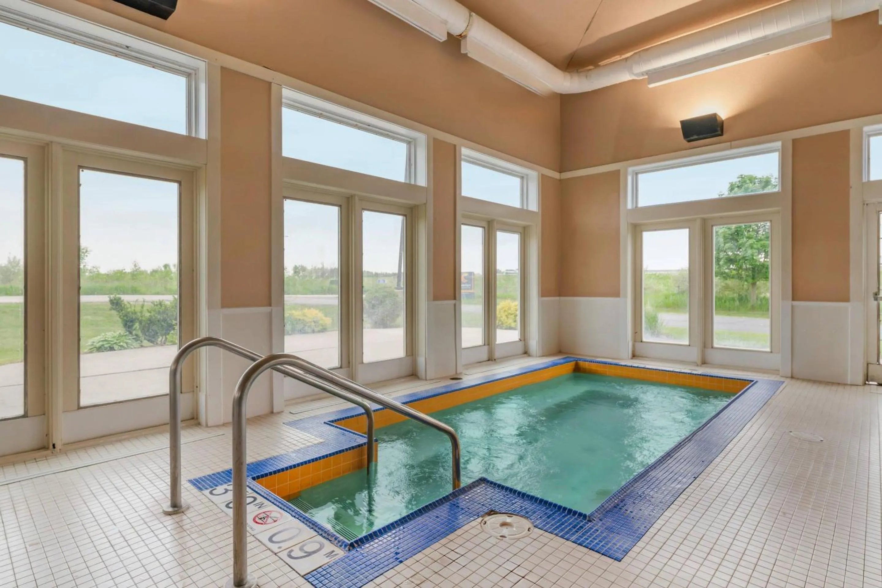 Swimming pool in Comfort Inn & Suites Sheboygan I-43