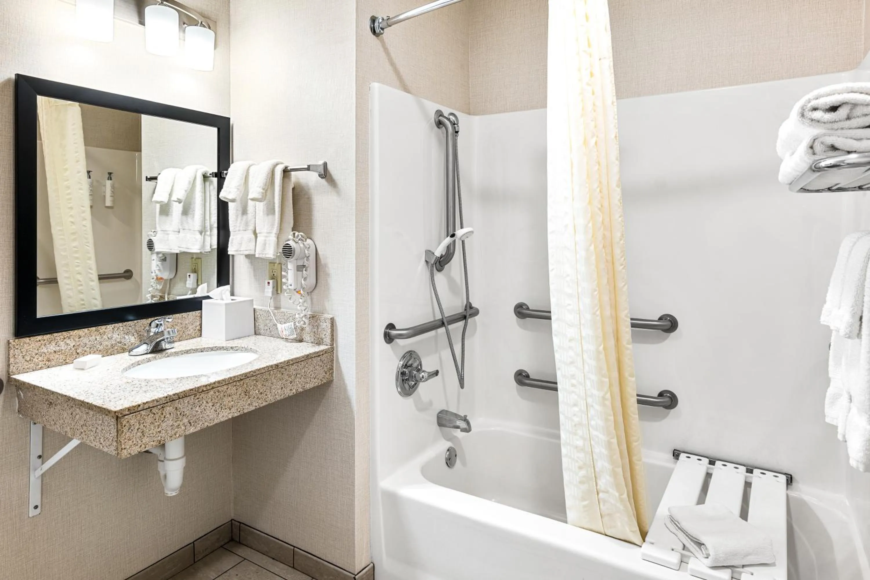 Bathroom in Boarders Inn & Suites by Cobblestone Hotels - Shawano
