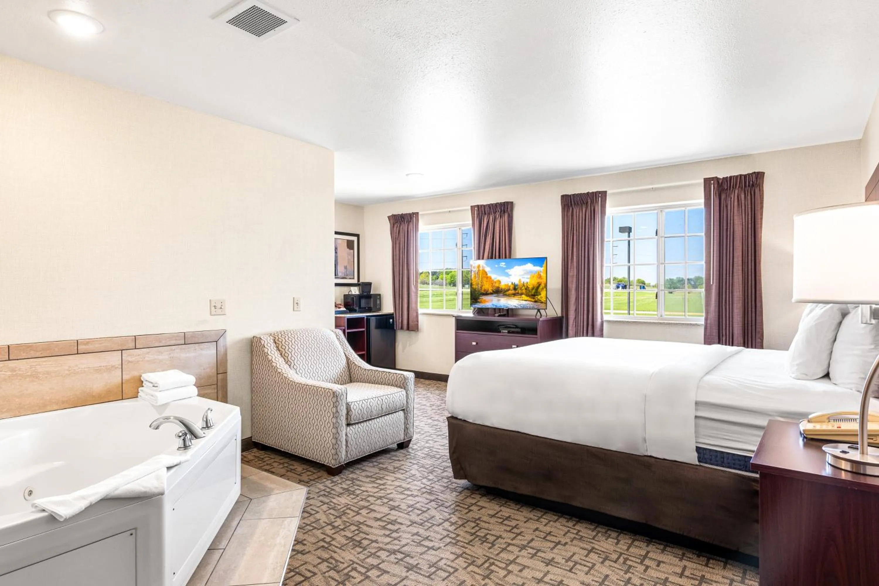 Photo of the whole room, Bed in Boarders Inn & Suites by Cobblestone Hotels - Shawano