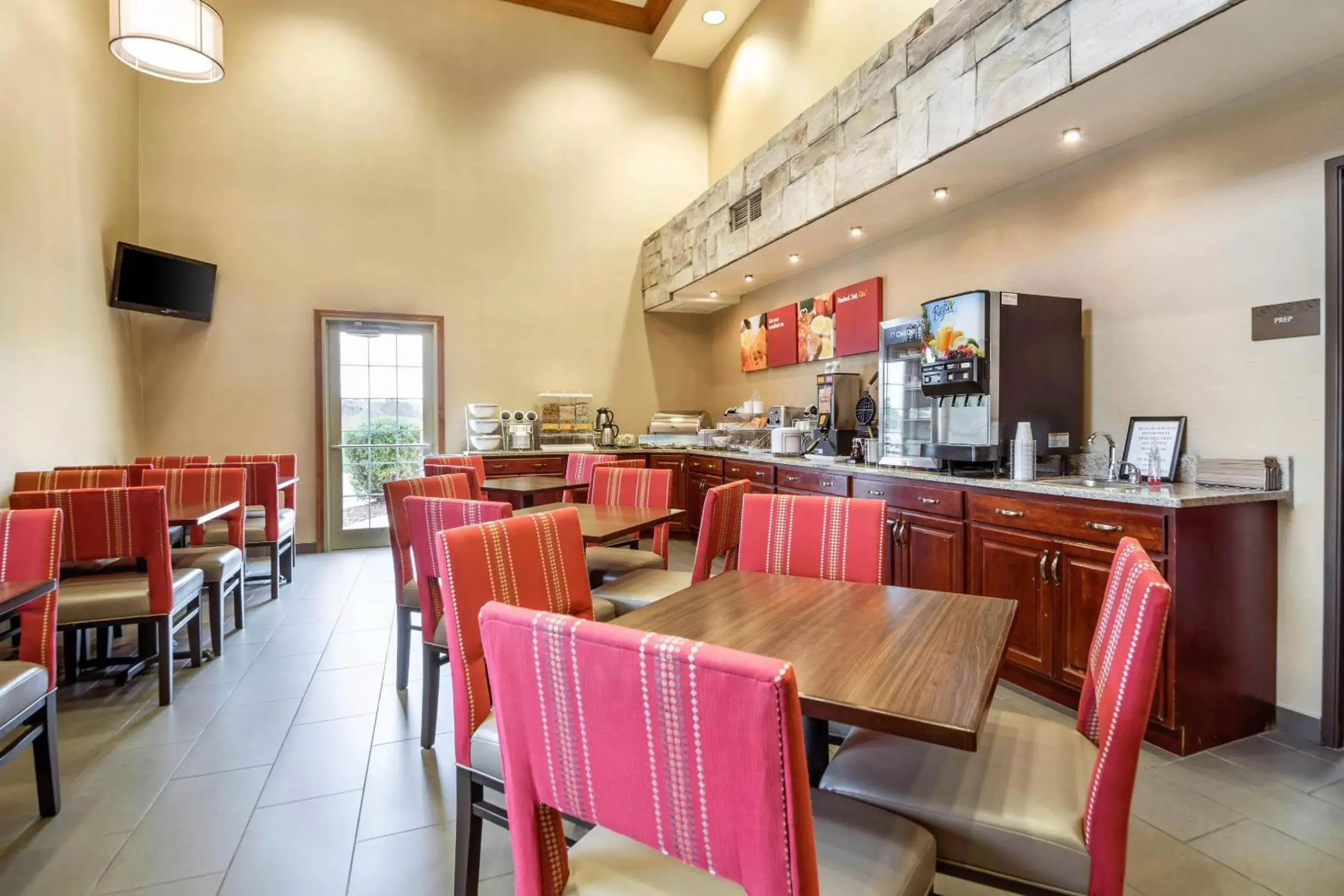 Breakfast in Comfort Suites at Par 4 Resort Breakfast in Comfort Suites at Par 4 Resort