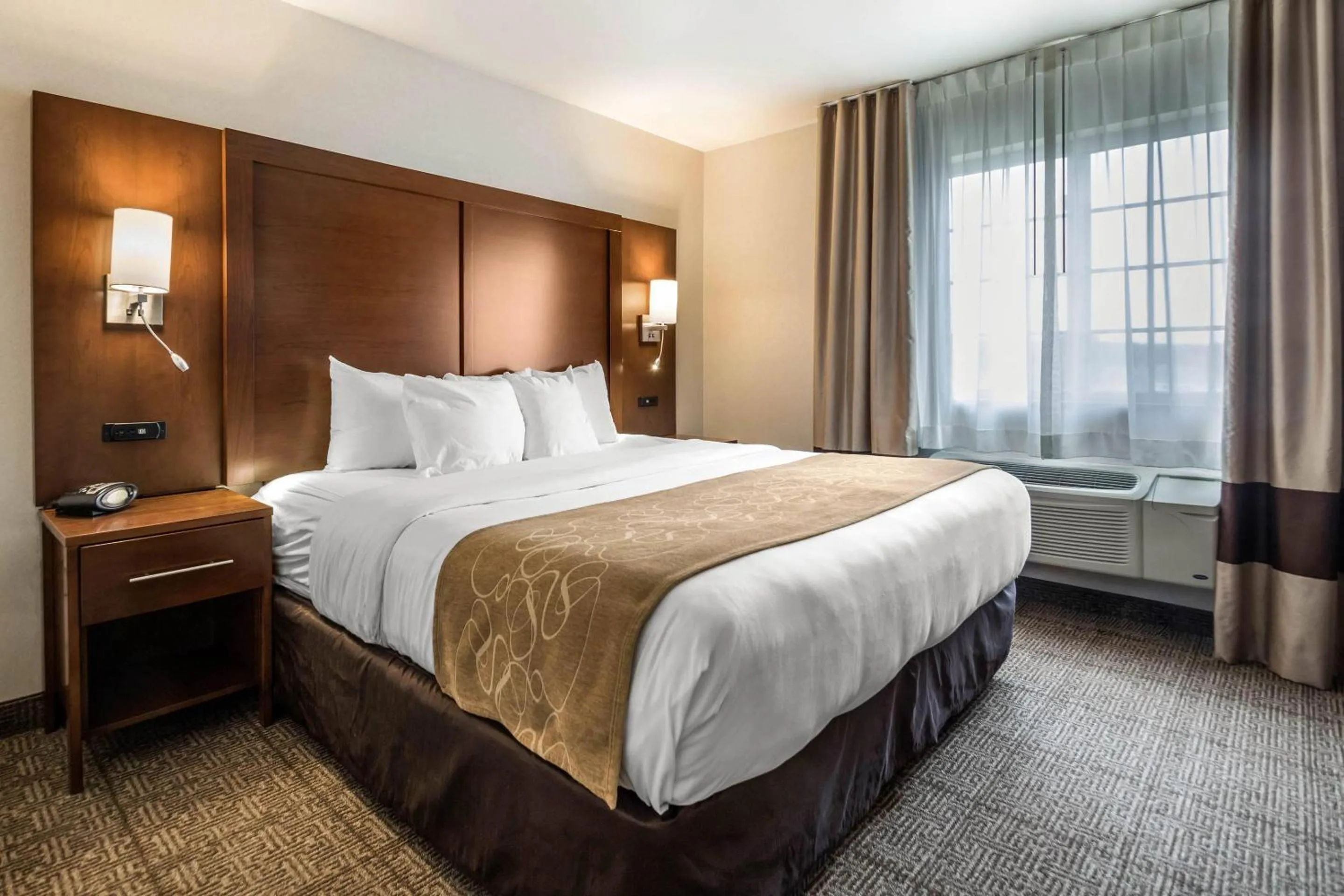 Bedroom, Bed in Comfort Suites at Par 4 Resort