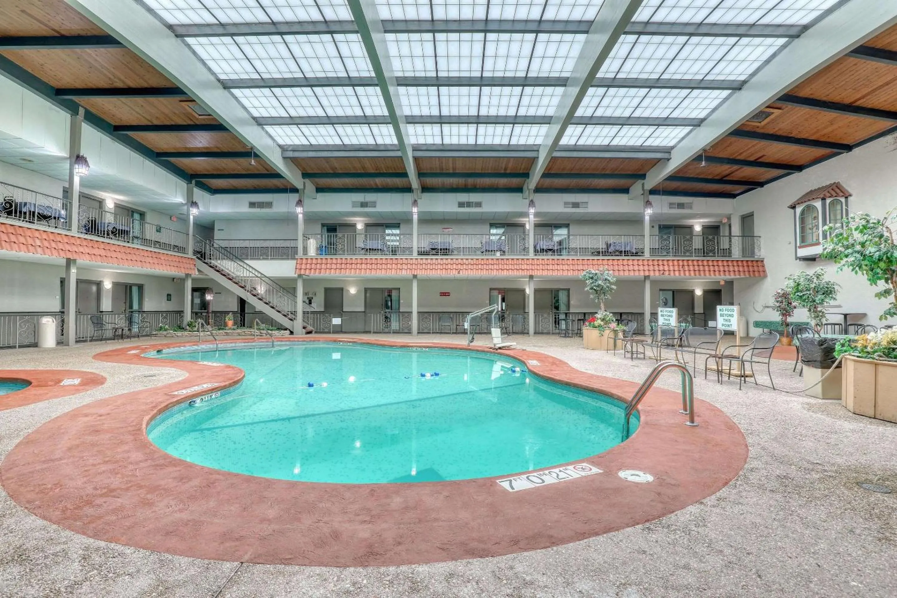 Swimming pool in Quality Inn & Suites Green Bay Downtown