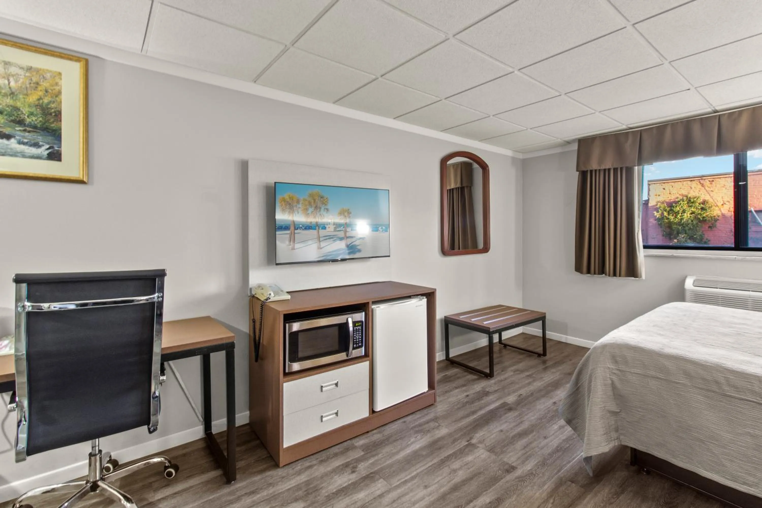 TV and multimedia, Bed in Quality Inn & Suites Green Bay Downtown