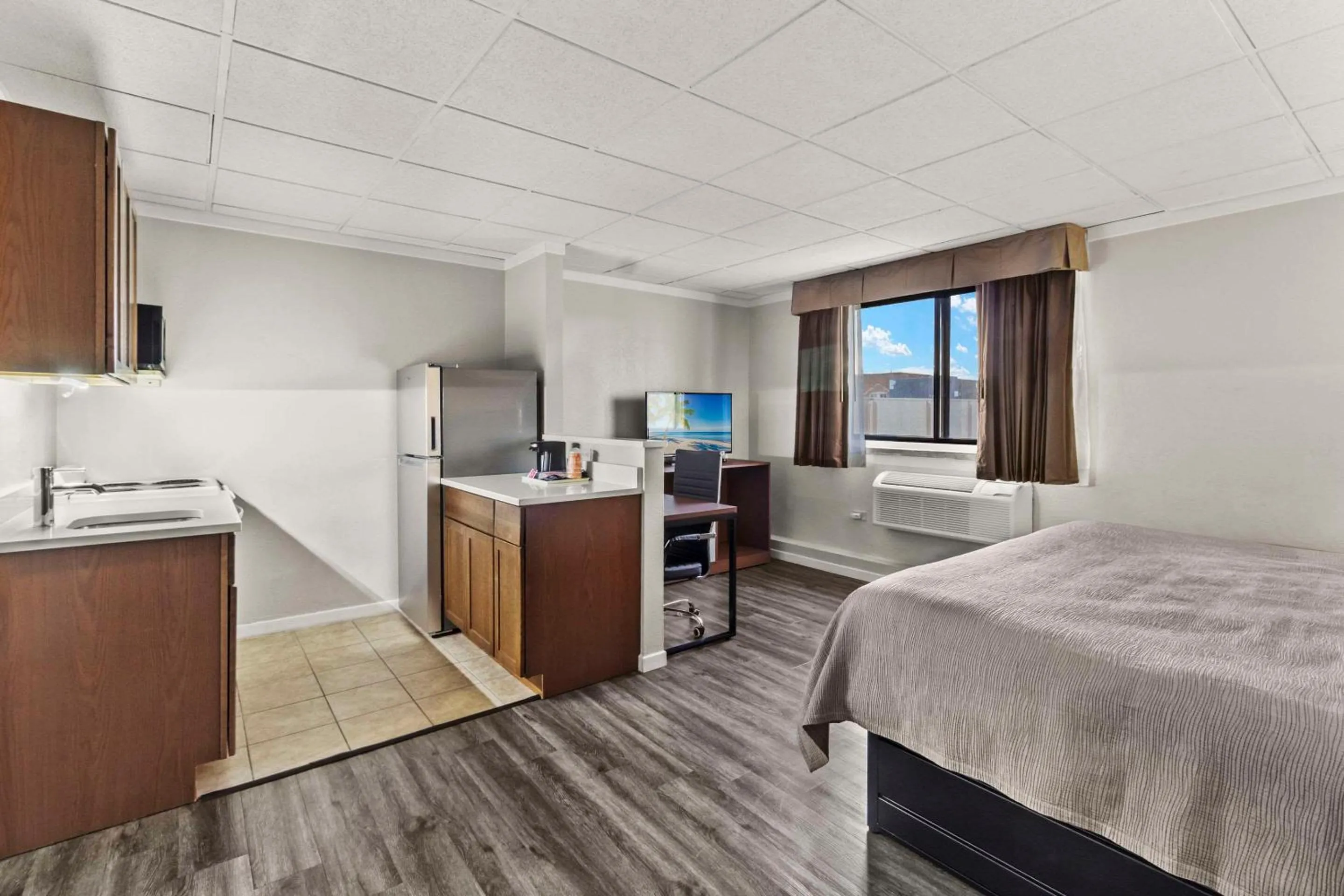 Bedroom, Bed in Quality Inn & Suites Green Bay Downtown