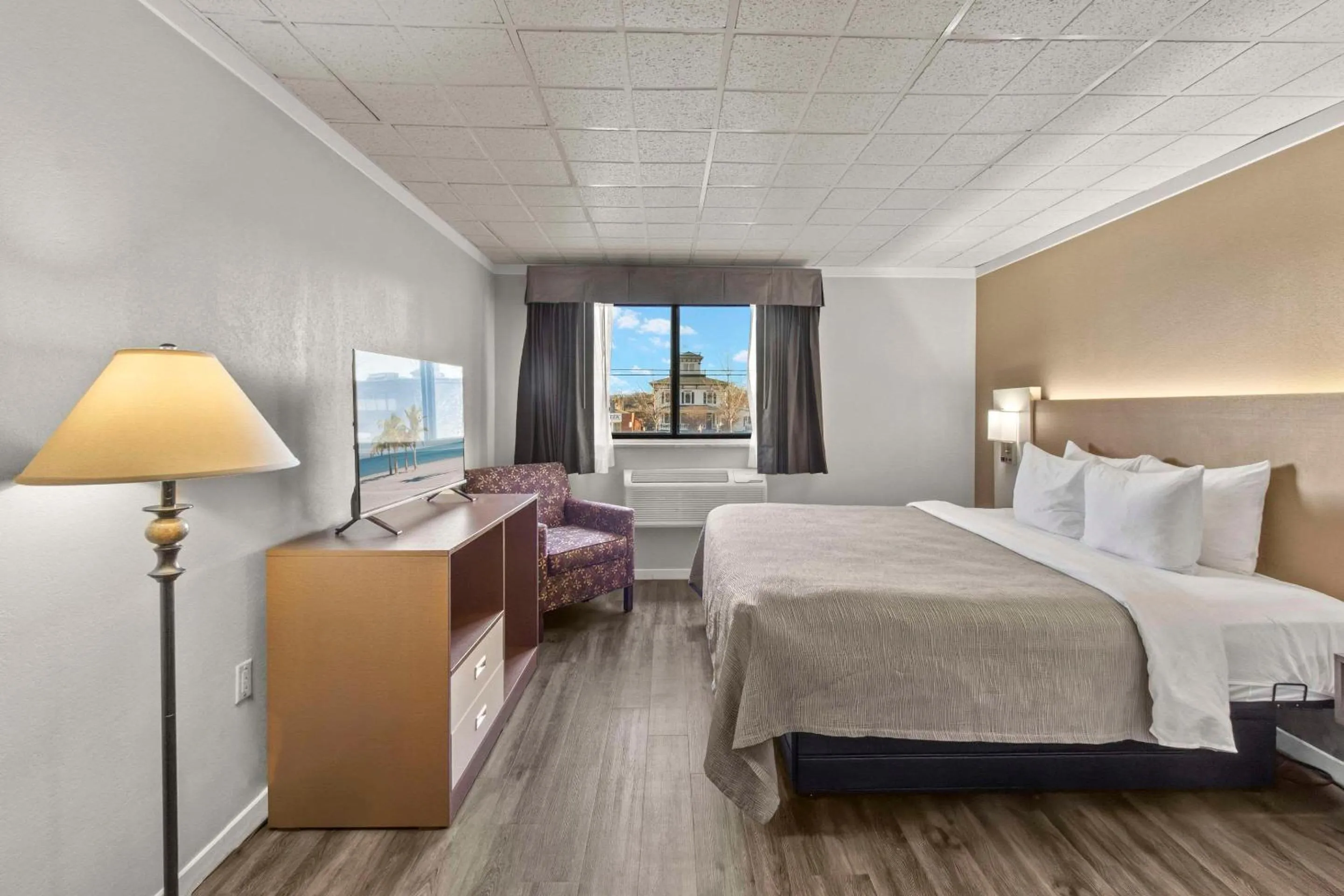 Bedroom, Bed in Quality Inn & Suites Green Bay Downtown