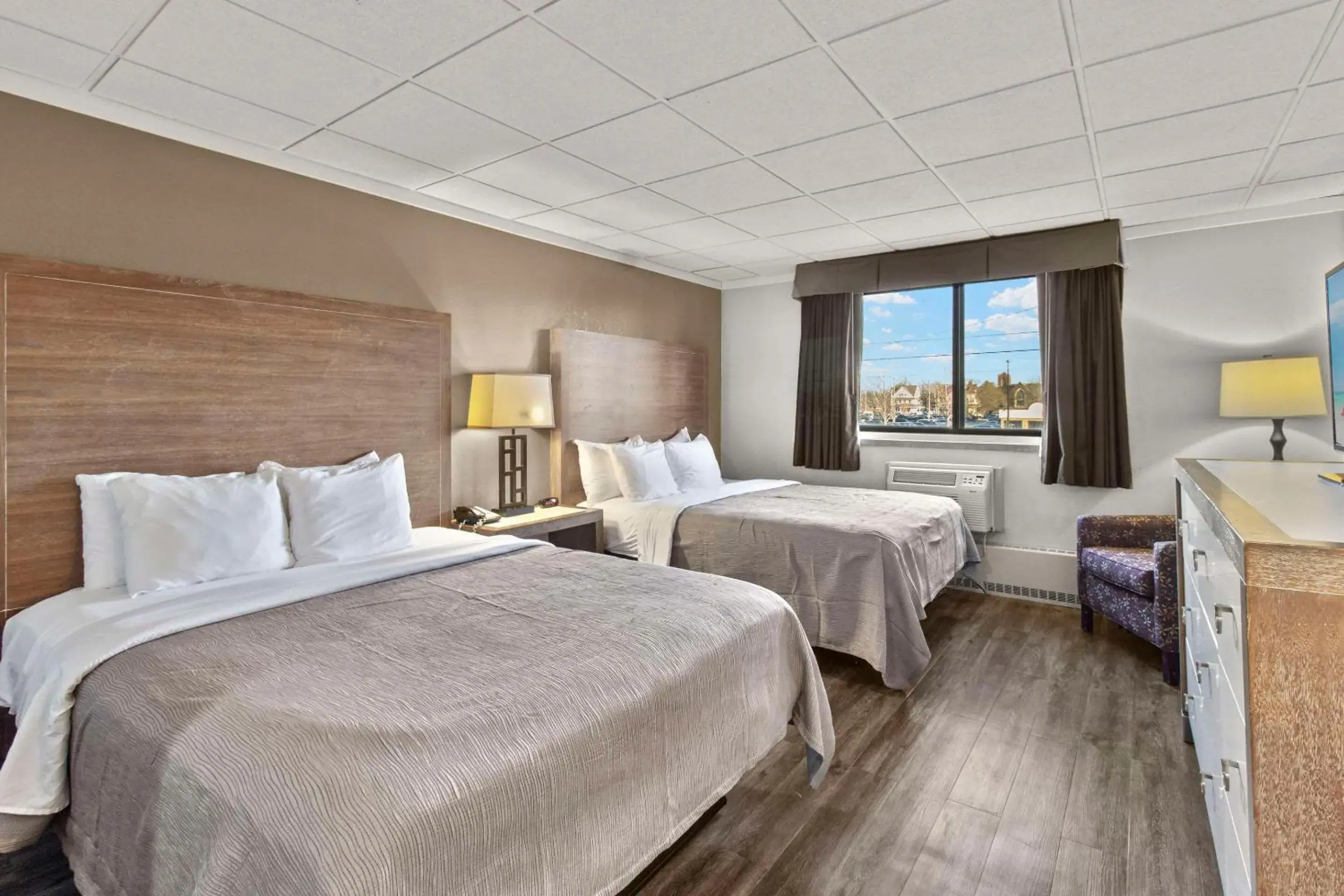 Bedroom, Bed in Quality Inn & Suites Green Bay Downtown Bedroom, Bed in Quality Inn & Suites Green Bay Downtown