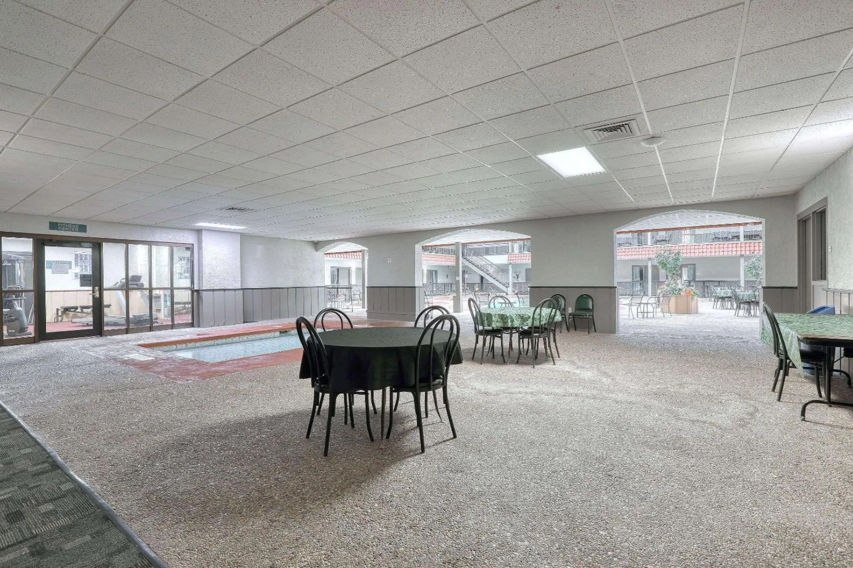 Swimming pool in Quality Inn & Suites Green Bay Downtown