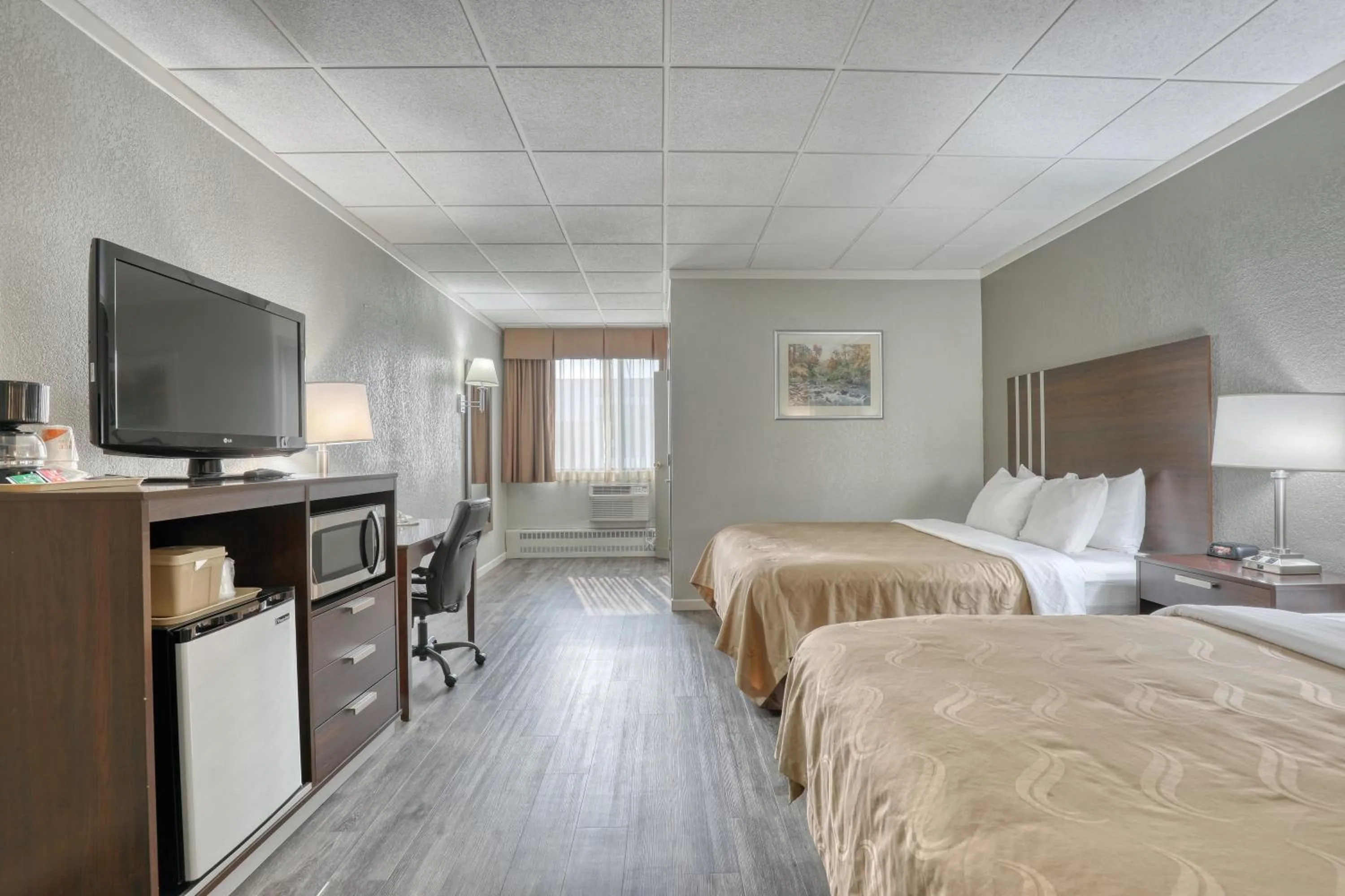 Photo of the whole room, Bed in Quality Inn & Suites Green Bay Downtown