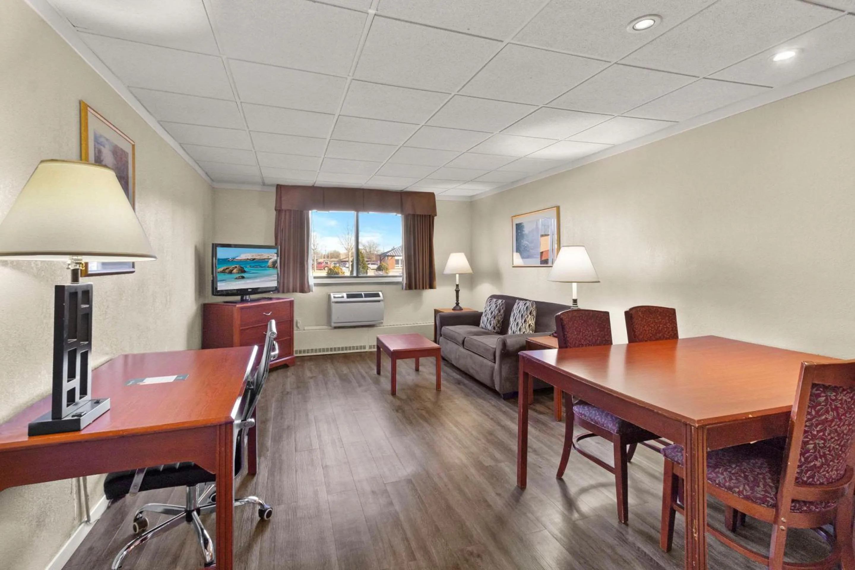 Bedroom in Quality Inn & Suites Green Bay Downtown