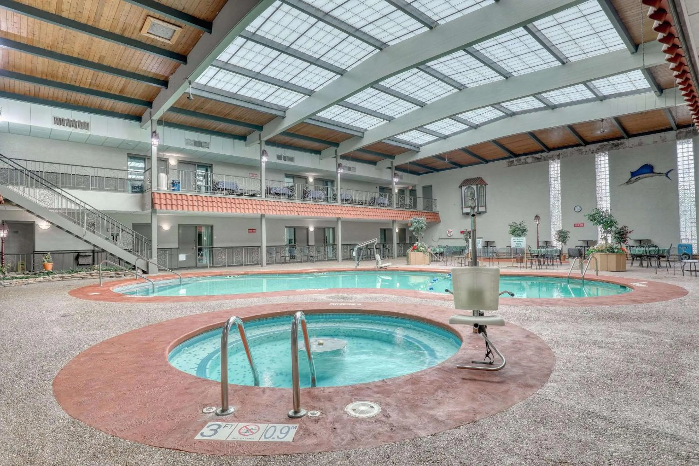 Swimming pool in Quality Inn & Suites Green Bay Downtown
