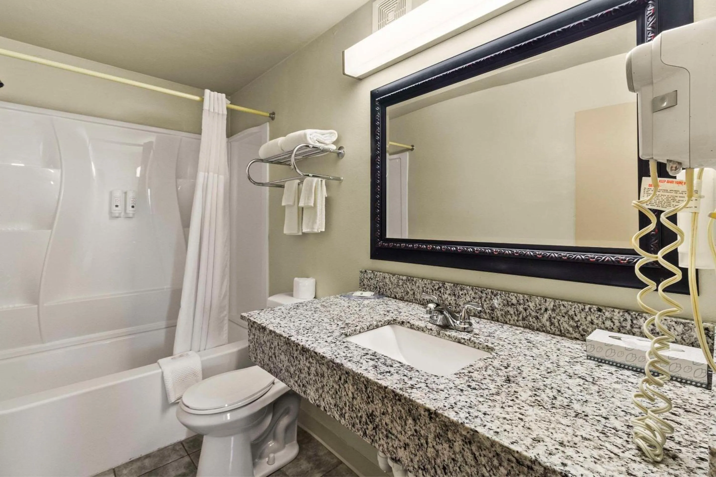 Bedroom in Quality Inn & Suites Green Bay Downtown