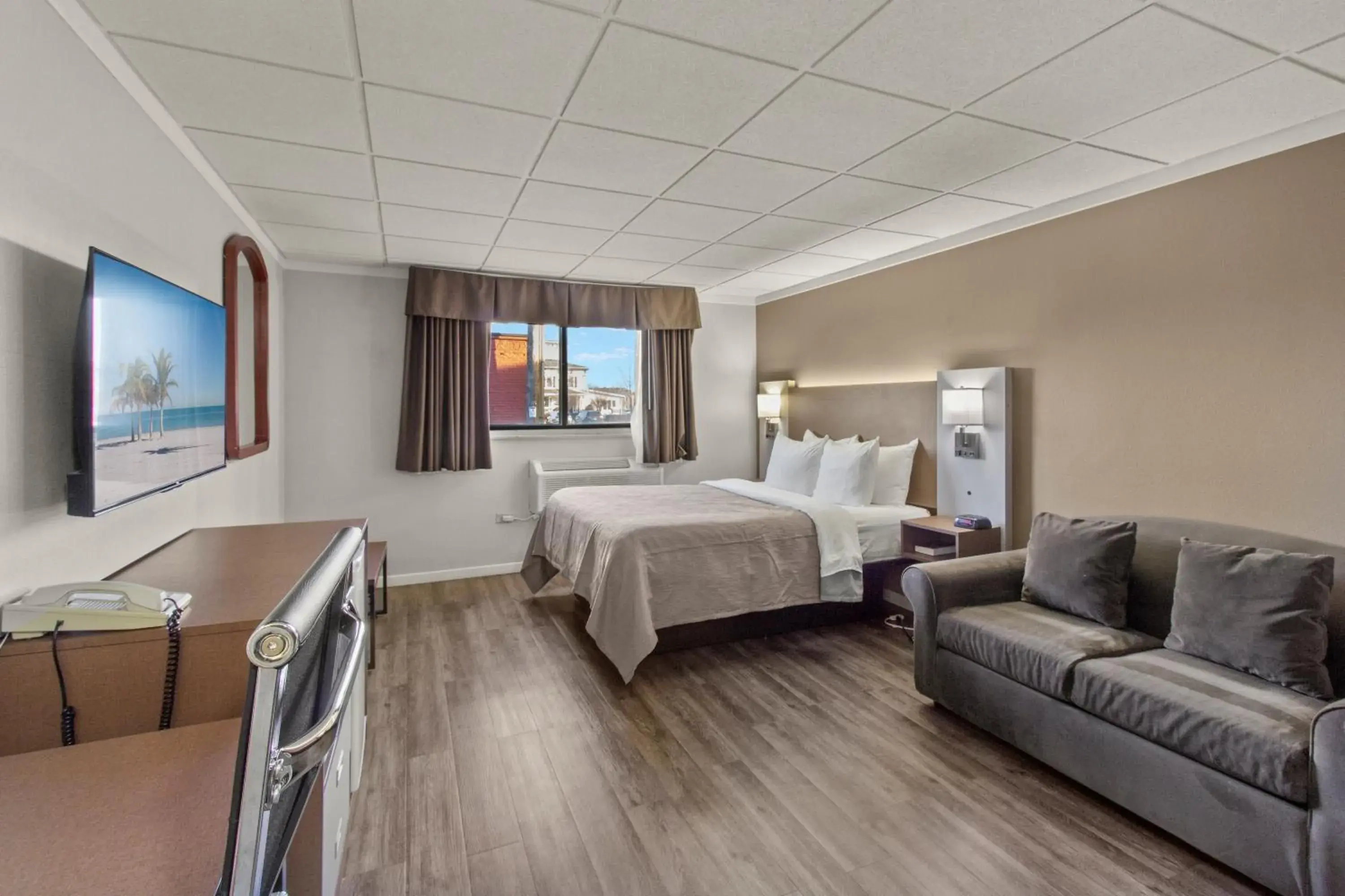 Queen Room with Sofa - Non Smoking in Quality Inn & Suites Green Bay Downtown Queen Room with Sofa - Non Smoking in Quality Inn & Suites Green Bay Downtown