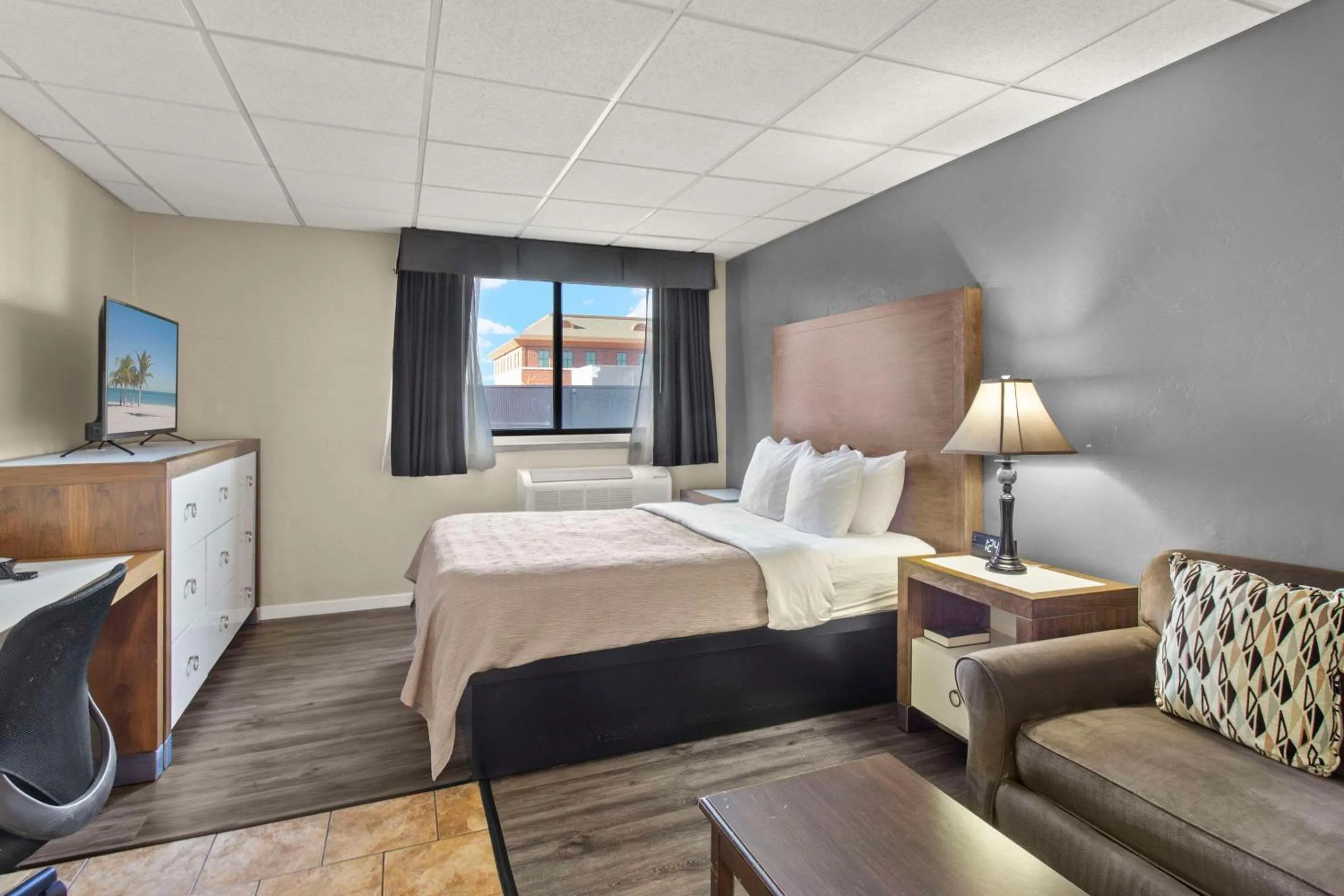 Bedroom, Bed in Quality Inn & Suites Green Bay Downtown