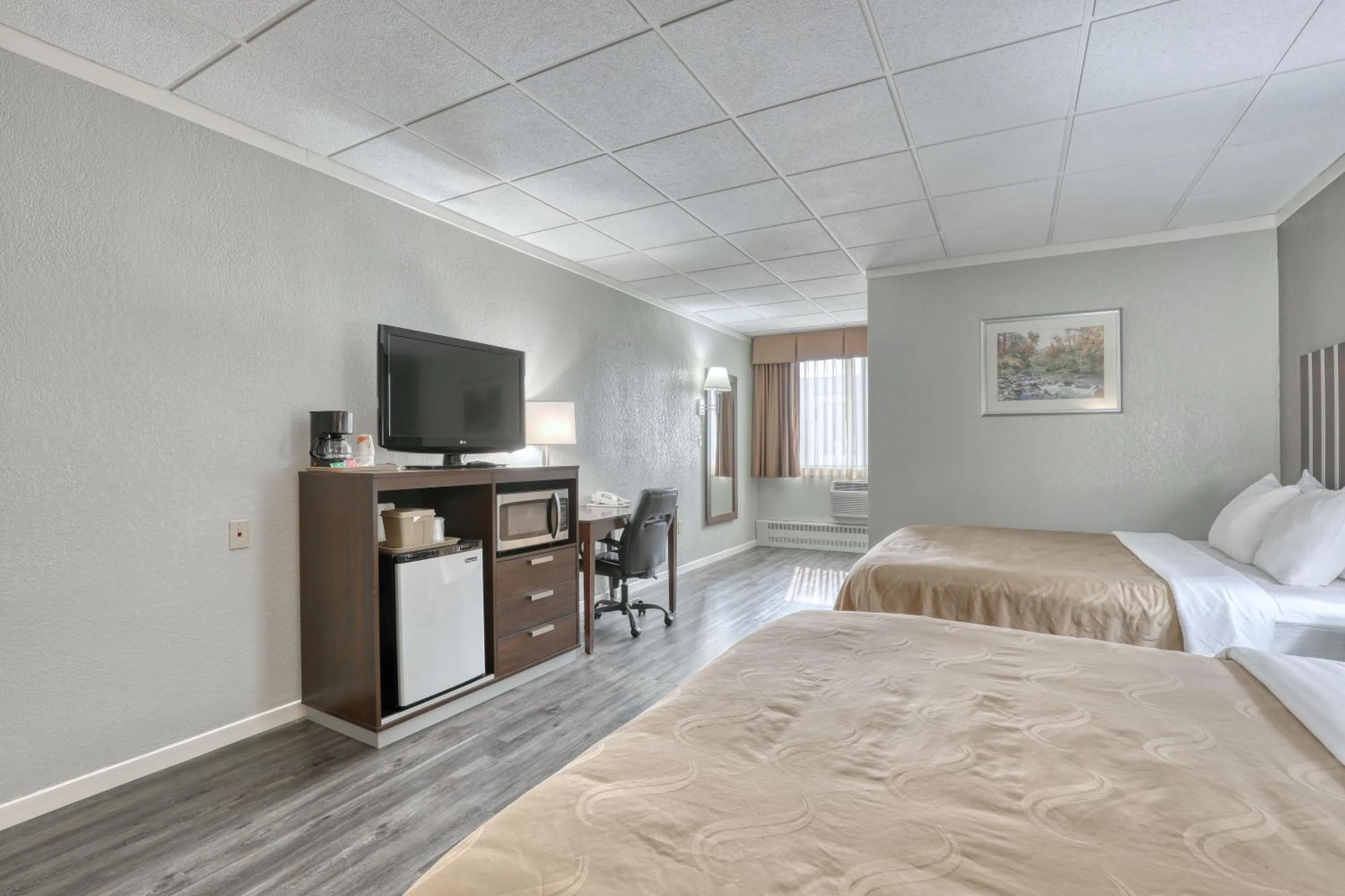 Photo of the whole room, Bed in Quality Inn & Suites Green Bay Downtown