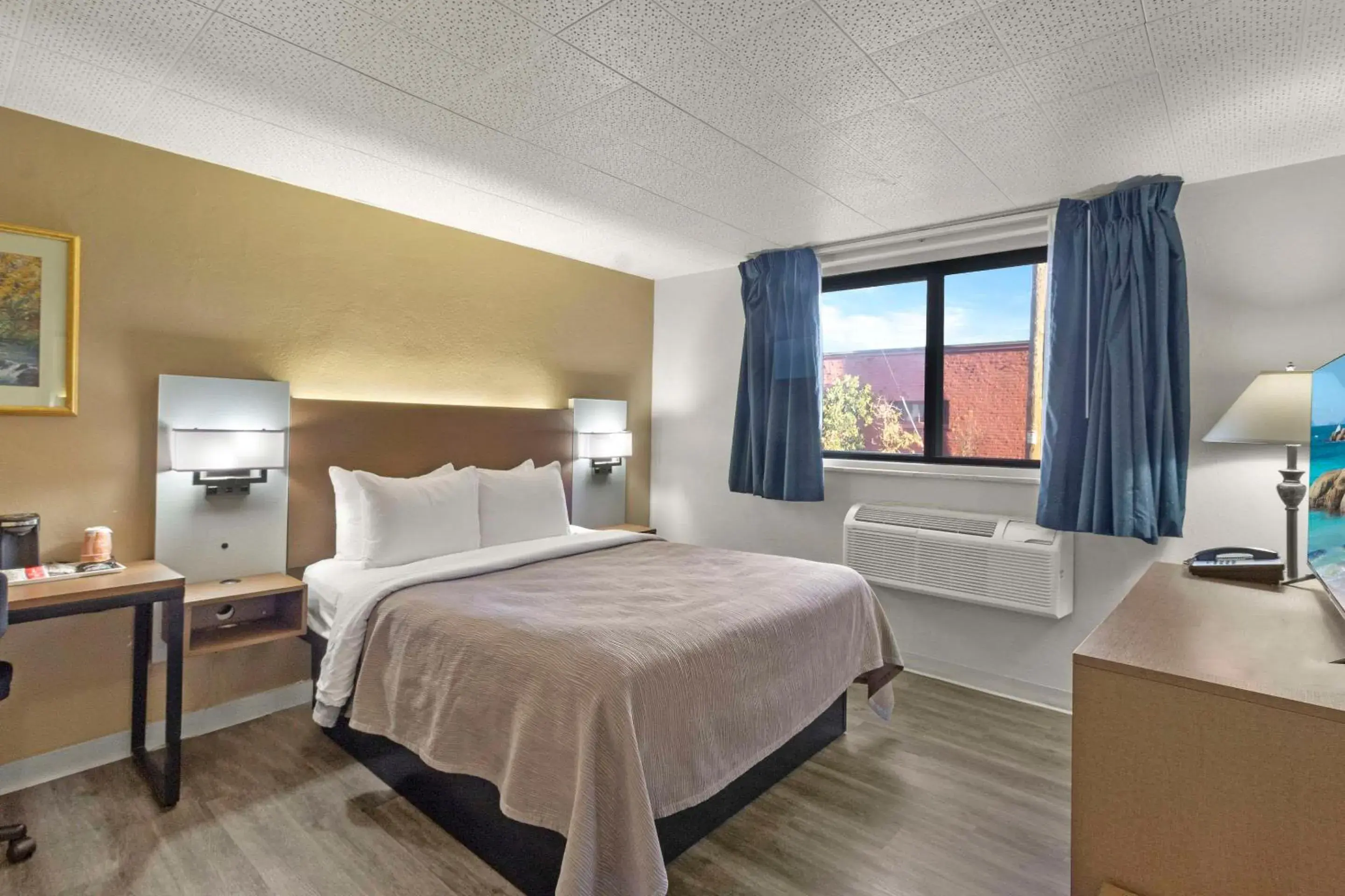 Bedroom, Bed in Quality Inn & Suites Green Bay Downtown Bedroom, Bed in Quality Inn & Suites Green Bay Downtown