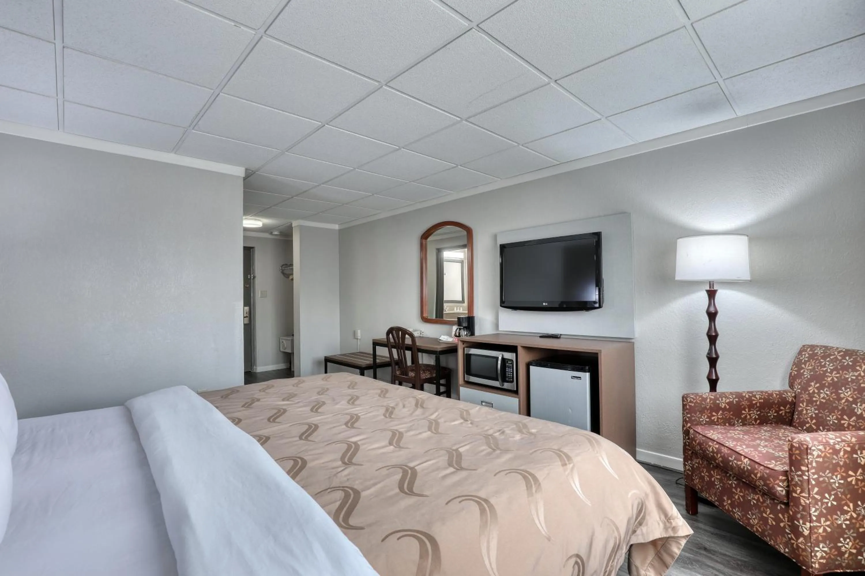 Bed in Quality Inn & Suites Green Bay Downtown