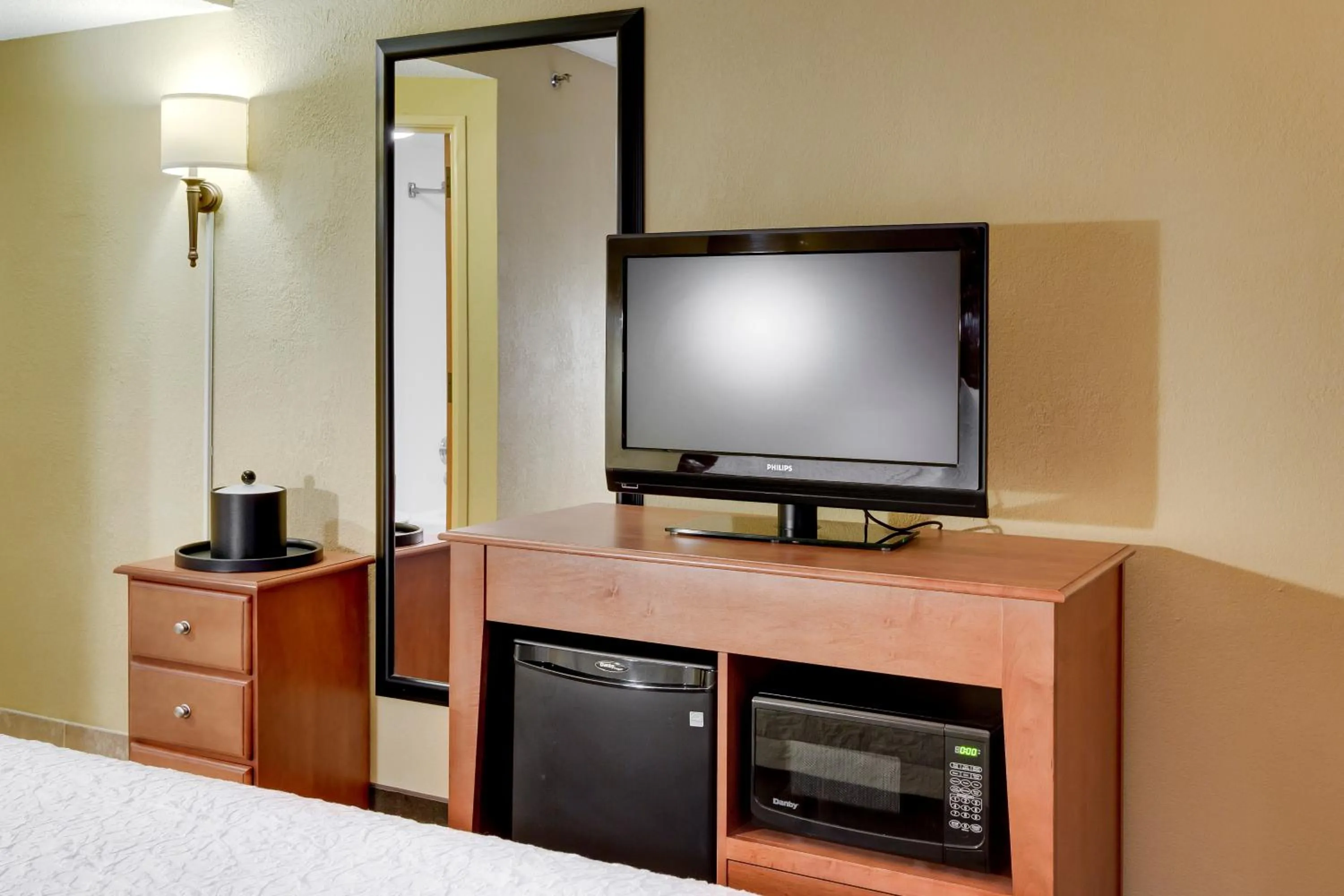 TV and multimedia, Bed in Wingate by Wyndham Cranberry