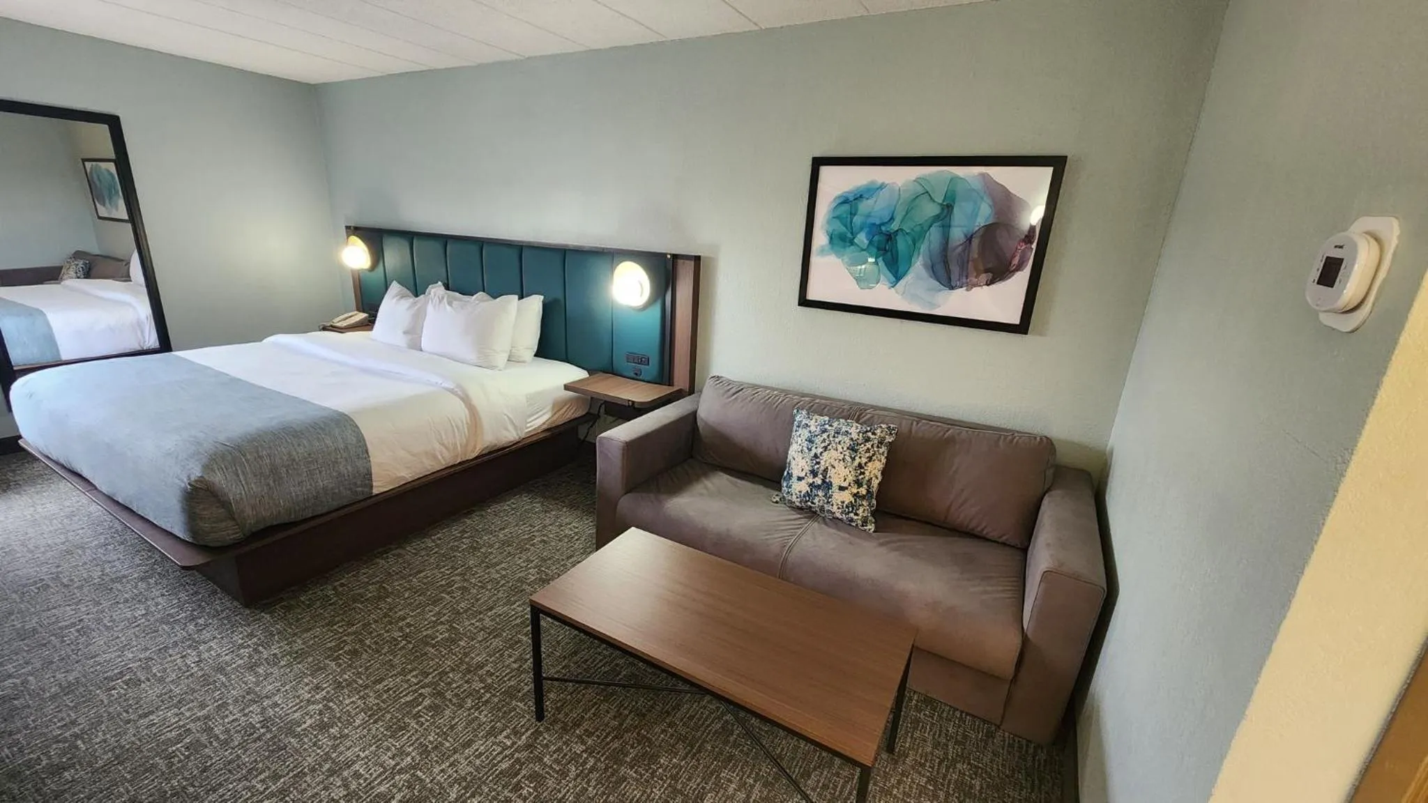 Seating area, Bed in Wingate by Wyndham Cranberry