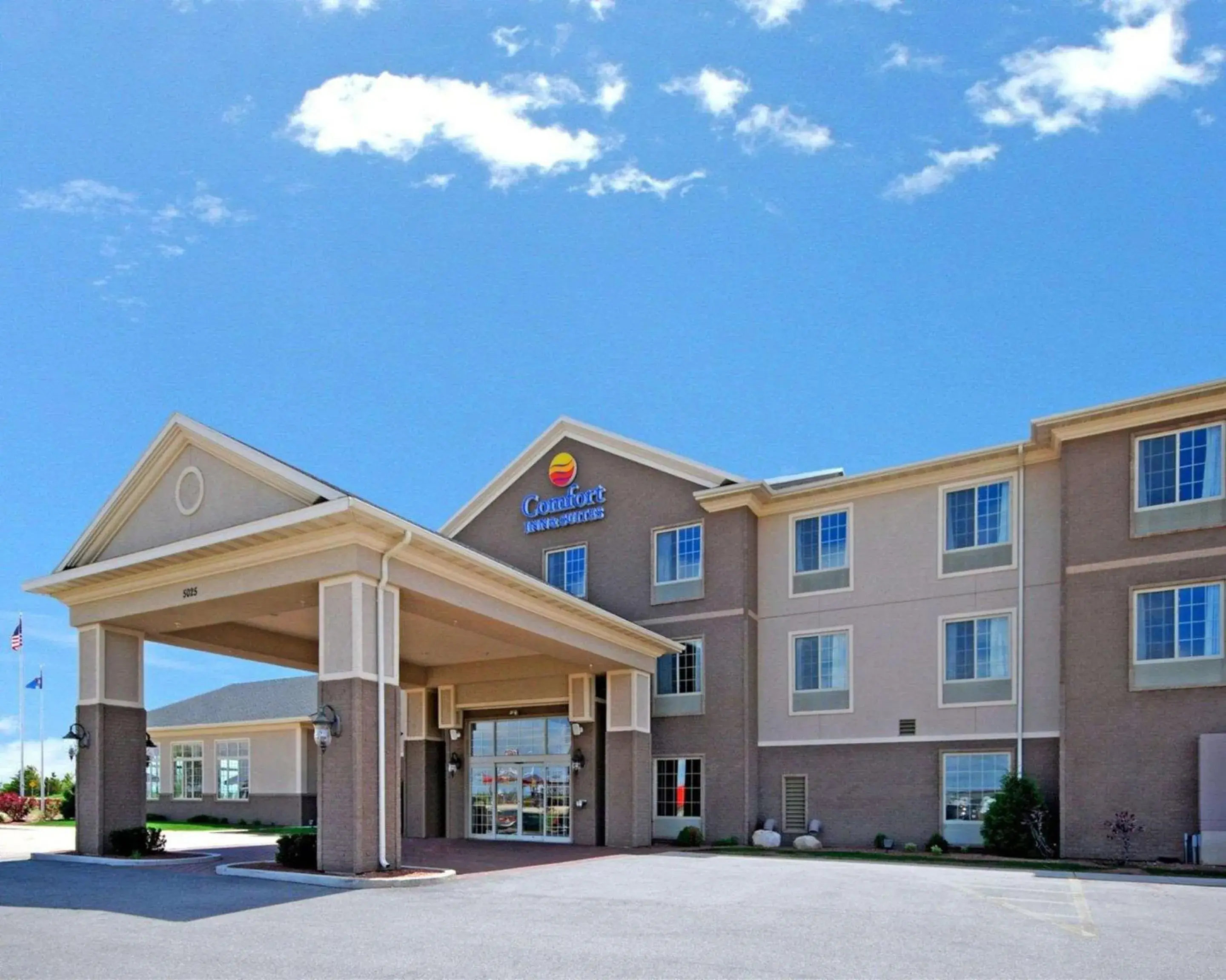 Property building in Comfort Inn & Suites Madison North Property building in Comfort Inn & Suites Madison North
