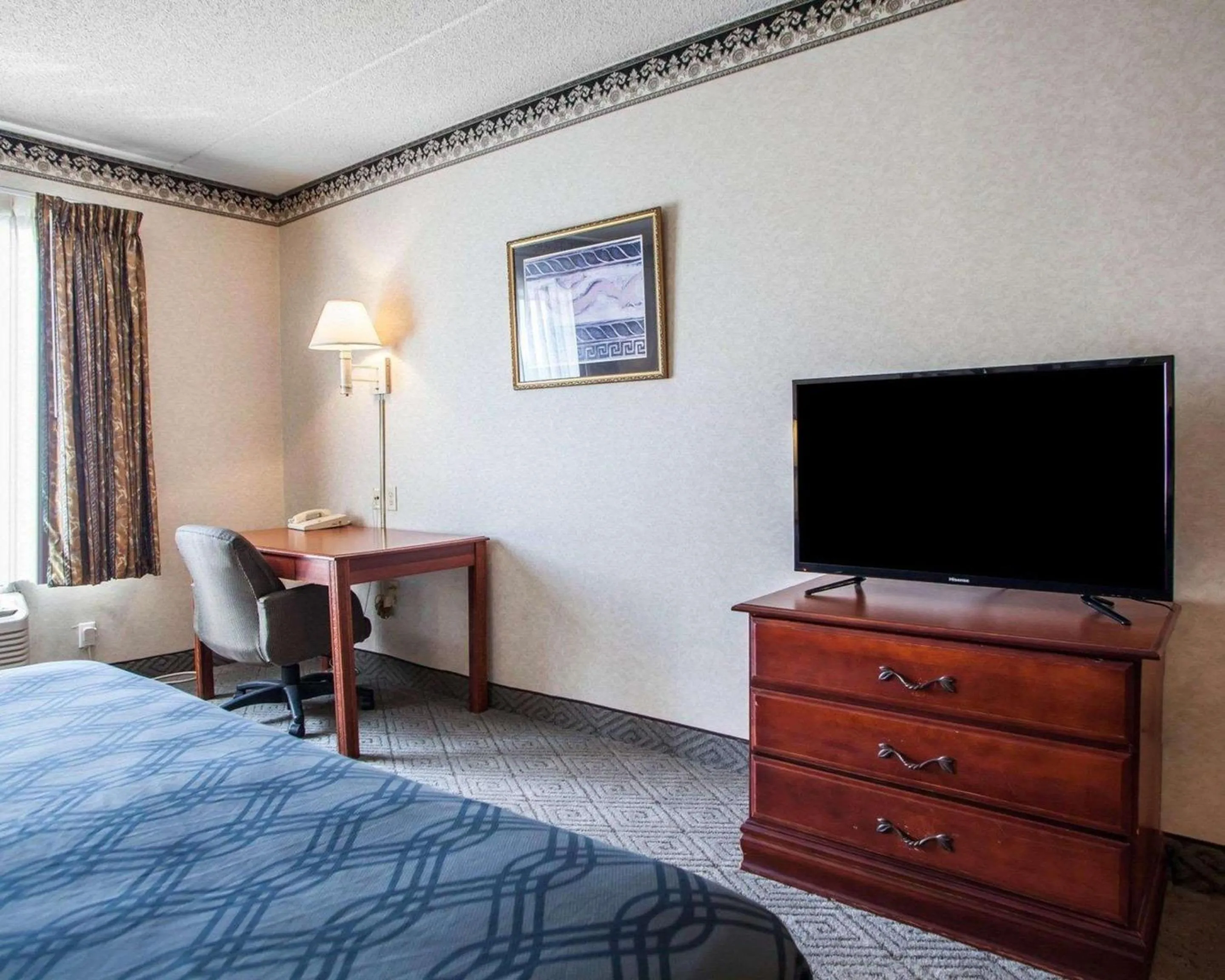 Photo of the whole room, Bed in Rodeway Inn & Suites Milwaukee Airport